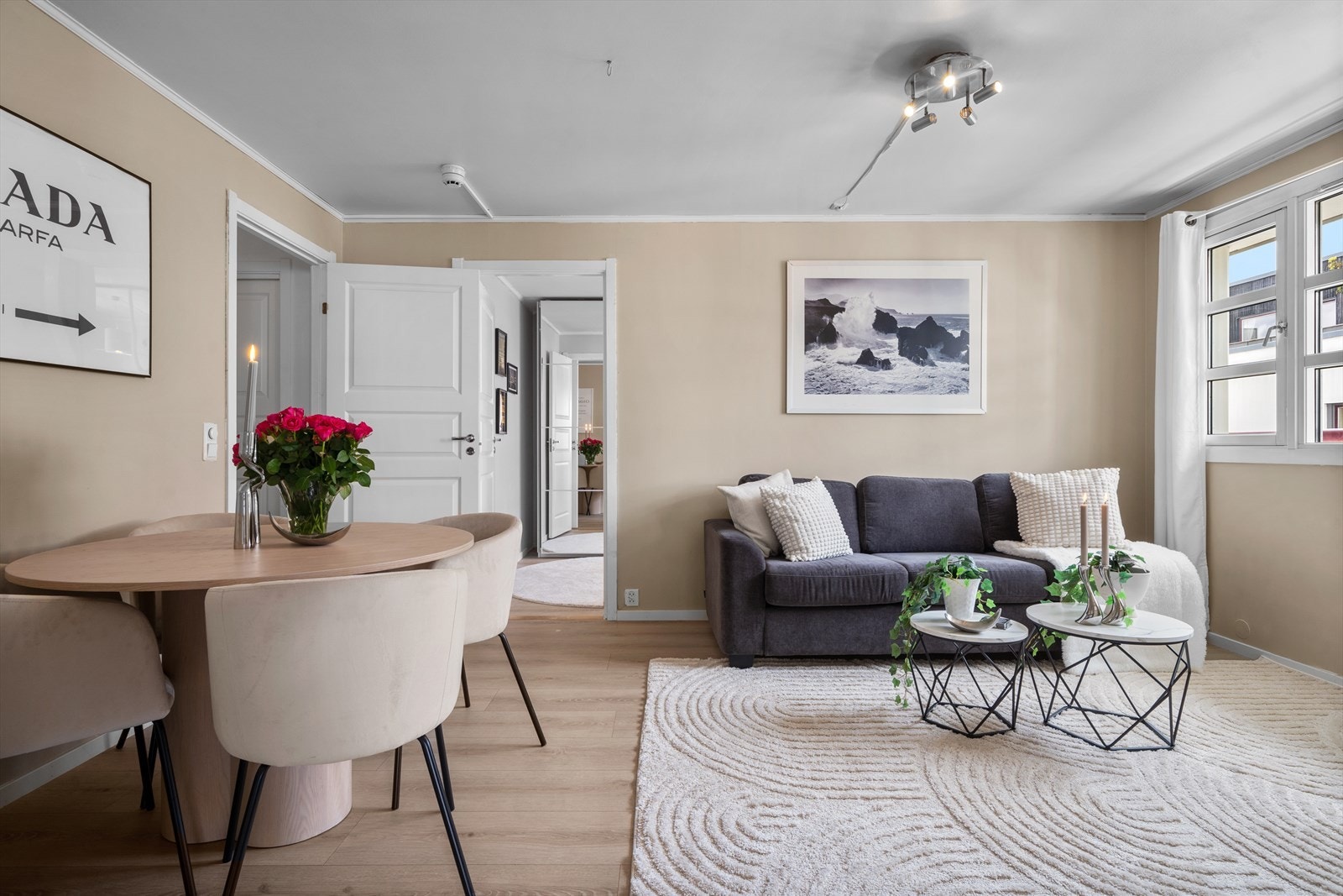 Leiligheten har en meget smart planløsning med romslig bad og to soverom. Perfekt dersom man ønsker et rom for utleie, hjemmekontor osv Galleribilde