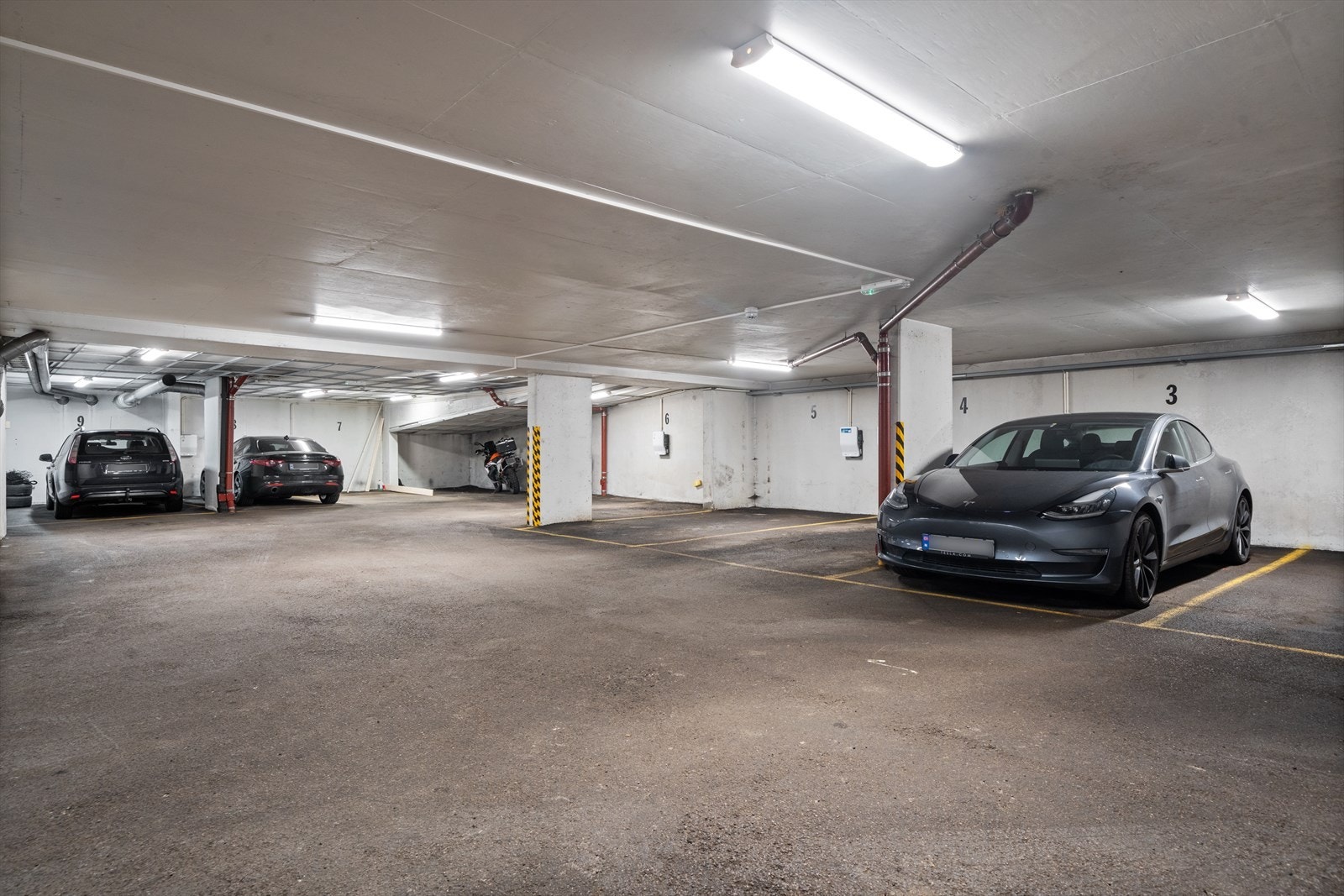Garasjeplasser i kjelleren, her er det mulighet til å leie fra tid til annen. Galleribilde