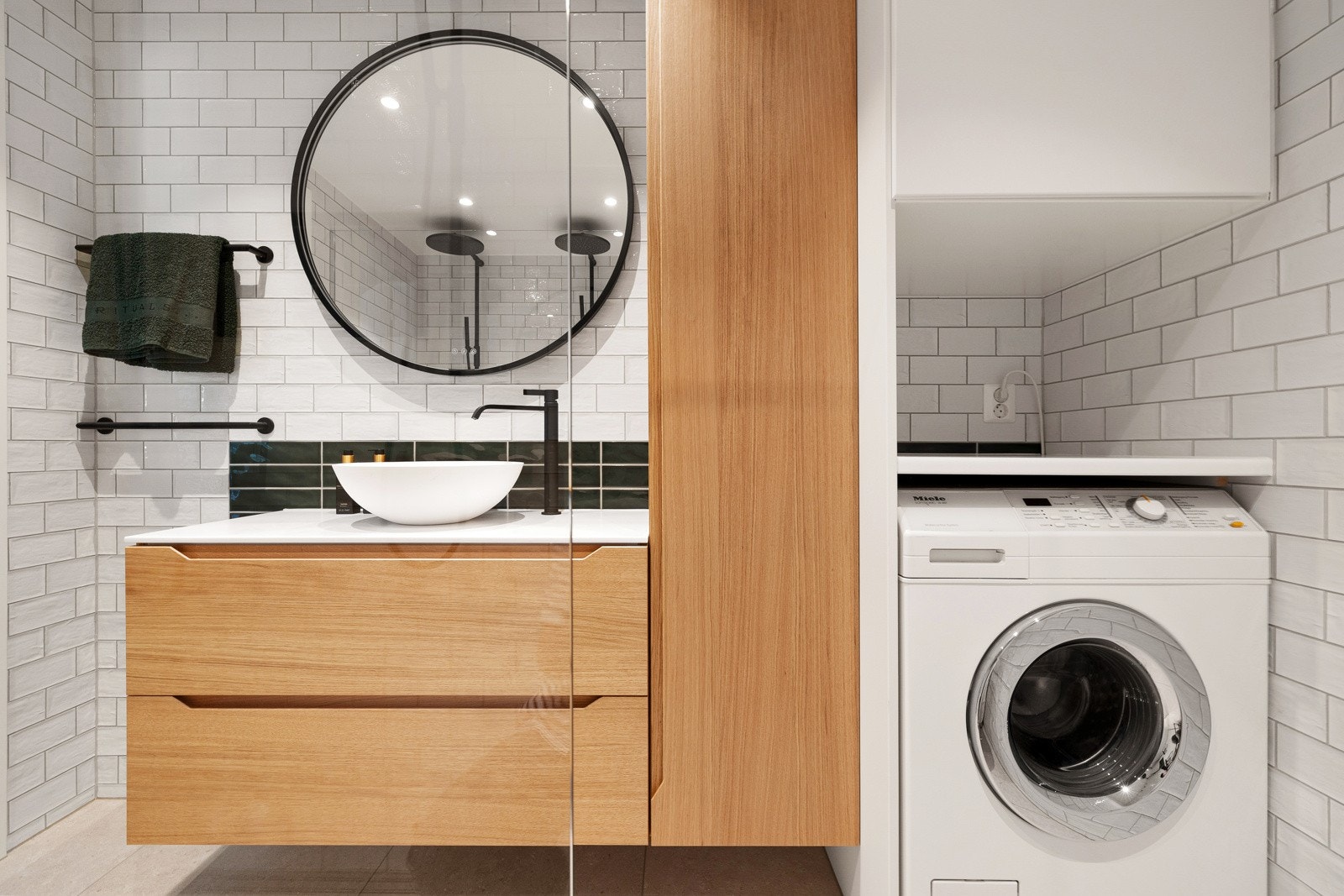 I tillegg har badet en praktisk vaskeavdeling med benkeplate og nisje til vaskemaskin. Galleribilde