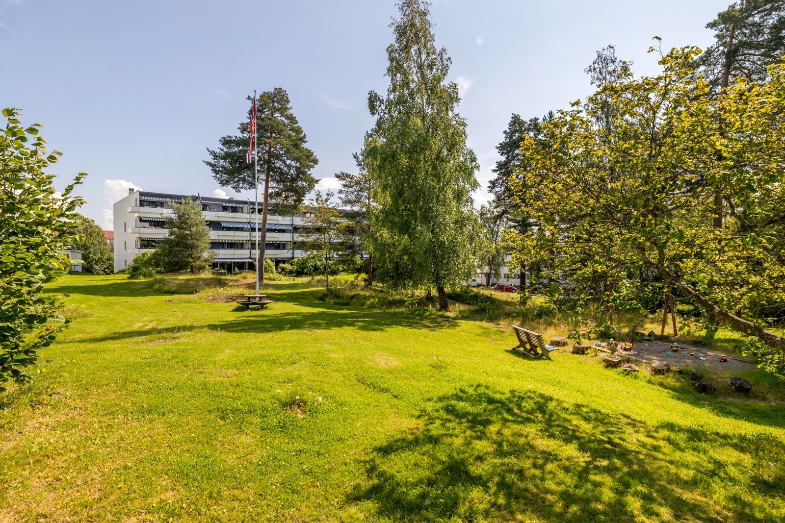 Eiksveien er et meget populært boligområde for alle aldersgrupper. Her bor du tilbaketrukket fra både vei- og biltrafikk med utsikt over flotte grøntarealer og lekeplass i nærområdet. Galleribilde