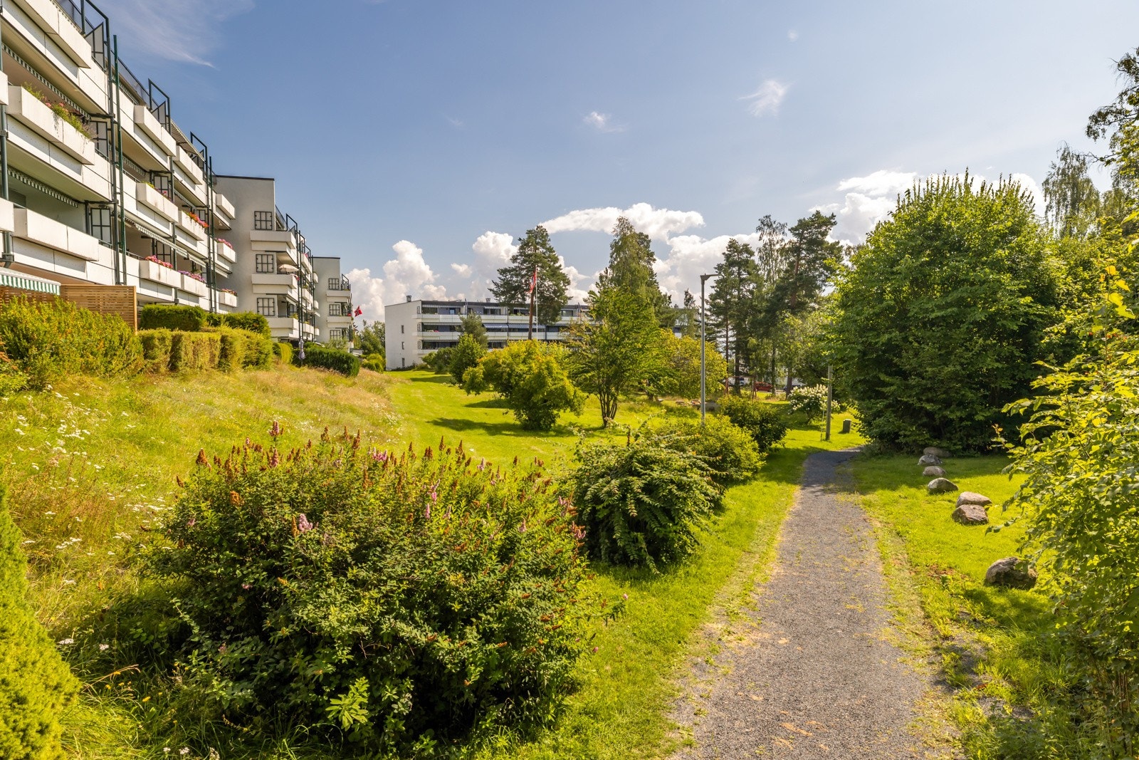 Fra leiligheten kan du benytte en av de mange turveiene som går fra Eiksmarka og inn i marka både sommer og vinter. Galleribilde