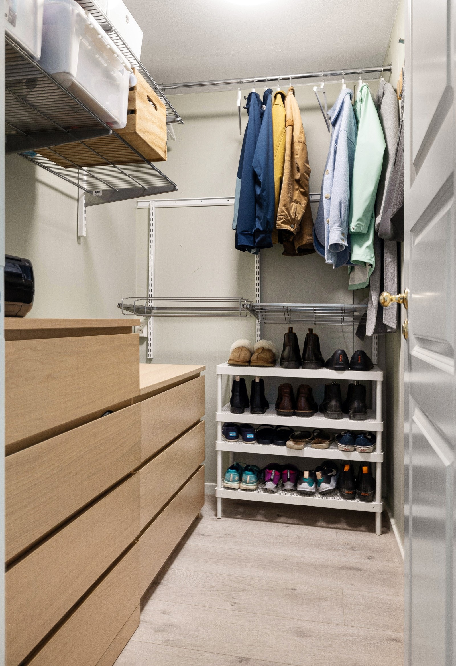 Fra inngangen har man direkte adgang til et flott walk-in-closet som gir godt med lagringsplass for yttertøy og sko. Galleribilde