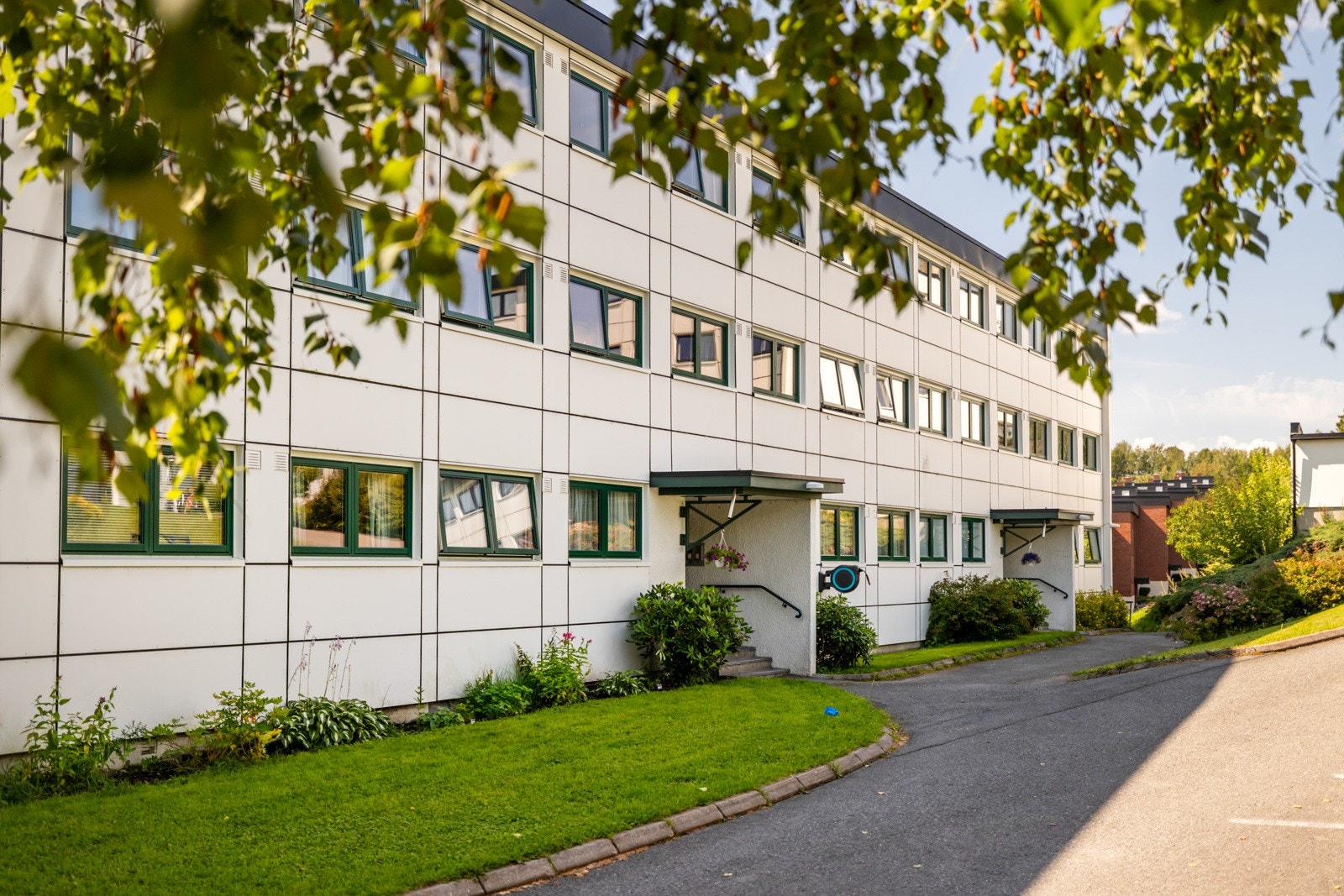 Leiligheten ligger hyggelig, meget solrikt og barnevennlig til sentralt på Østerås. Galleribilde