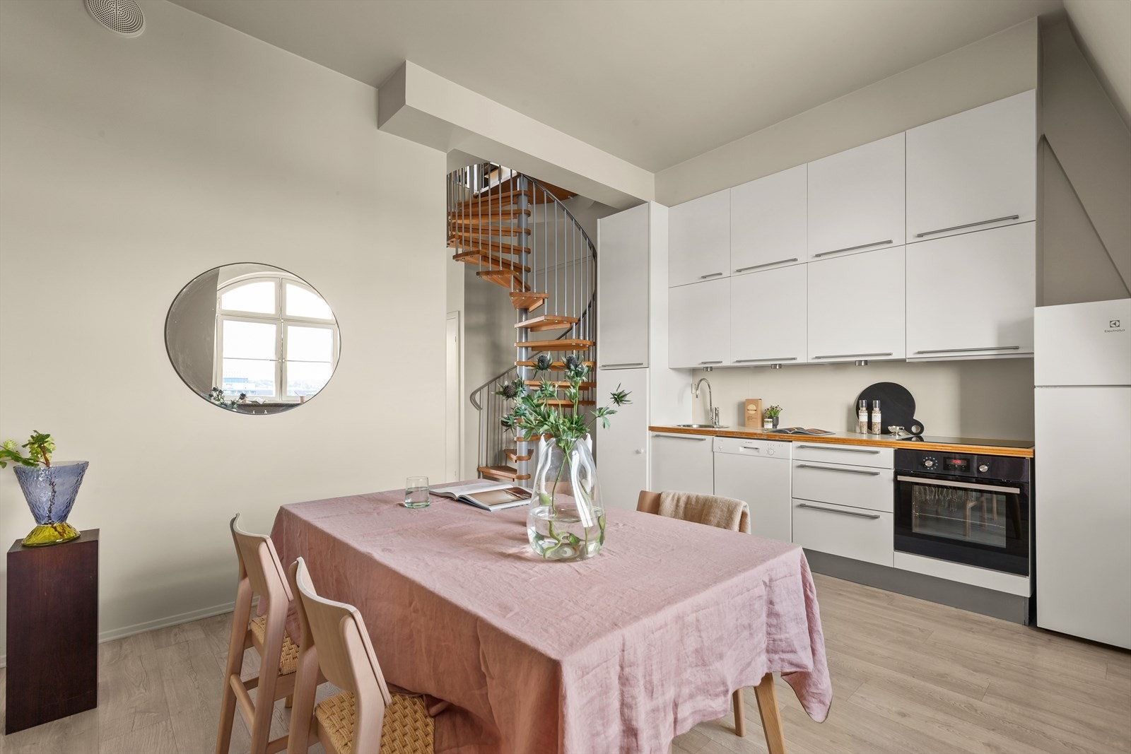 Videre finner du hvitevarer som keramisk topp, stekeovn, ventilator tilkoblet Flexit ventilasjonsanlegg, oppvaskmaskin og kjøle-/fryseskap. Galleribilde