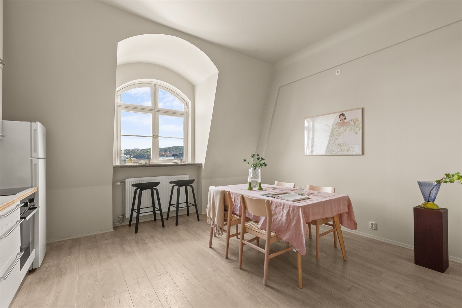 Her får du en romslig spisestue hvor det er god plass til bord og stoler. Du kan invitere venner over på et godt måltid med fin utsikt. Galleribilde