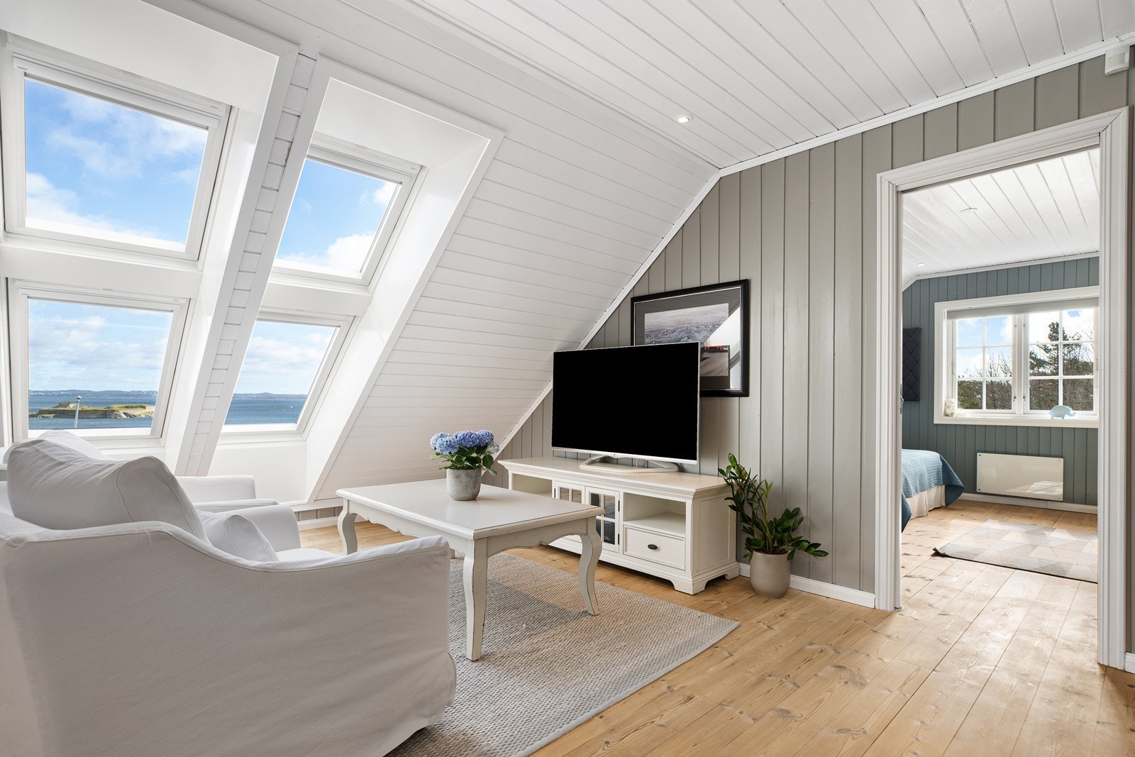 Etasjen er innredet med to soverom og en hyggelig loftstue med vakker sjøutsikt Galleribilde