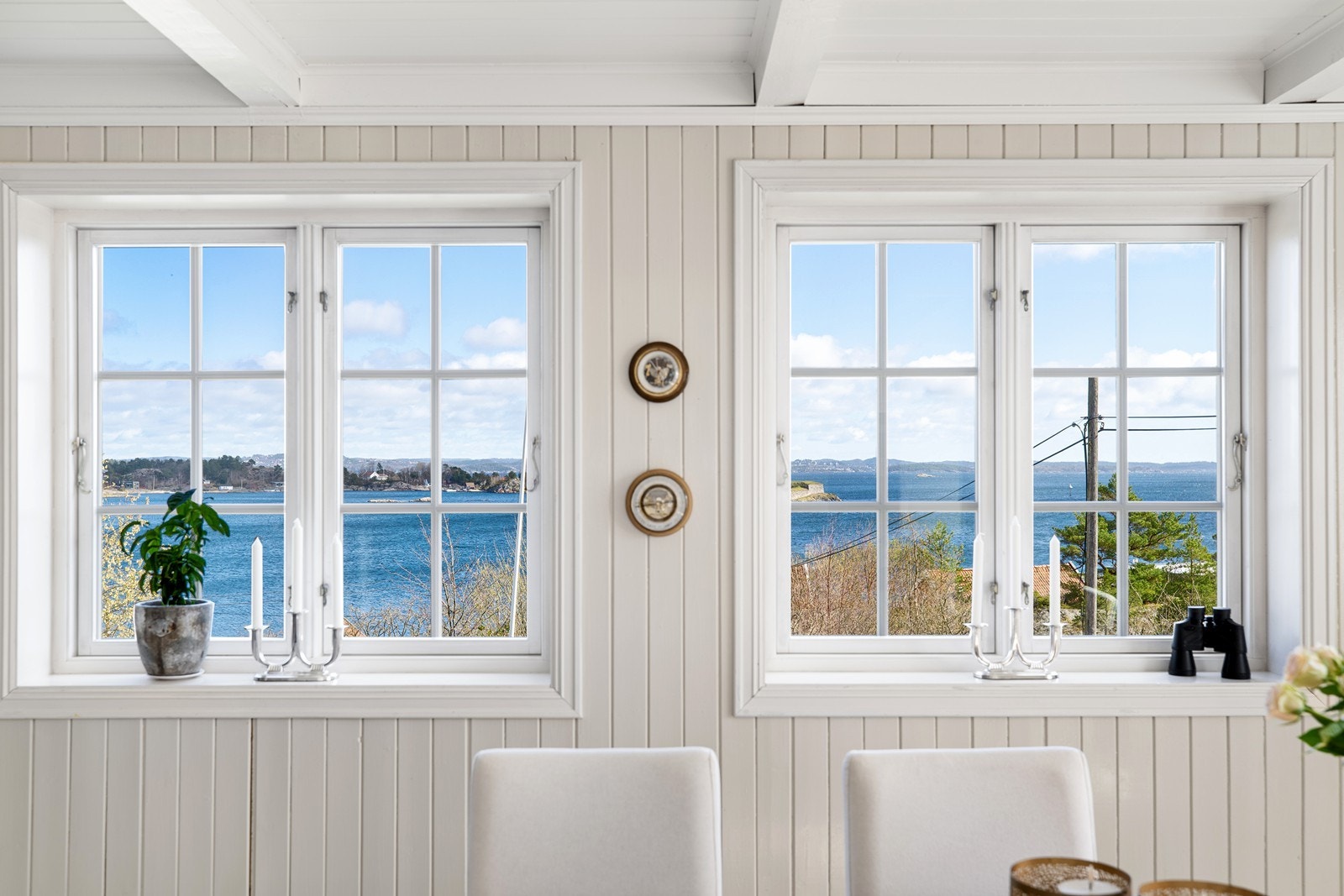 Flere vindusflater slipper inn godt med naturlig lys og gir god oversikt over den nydelige utsikt Galleribilde
