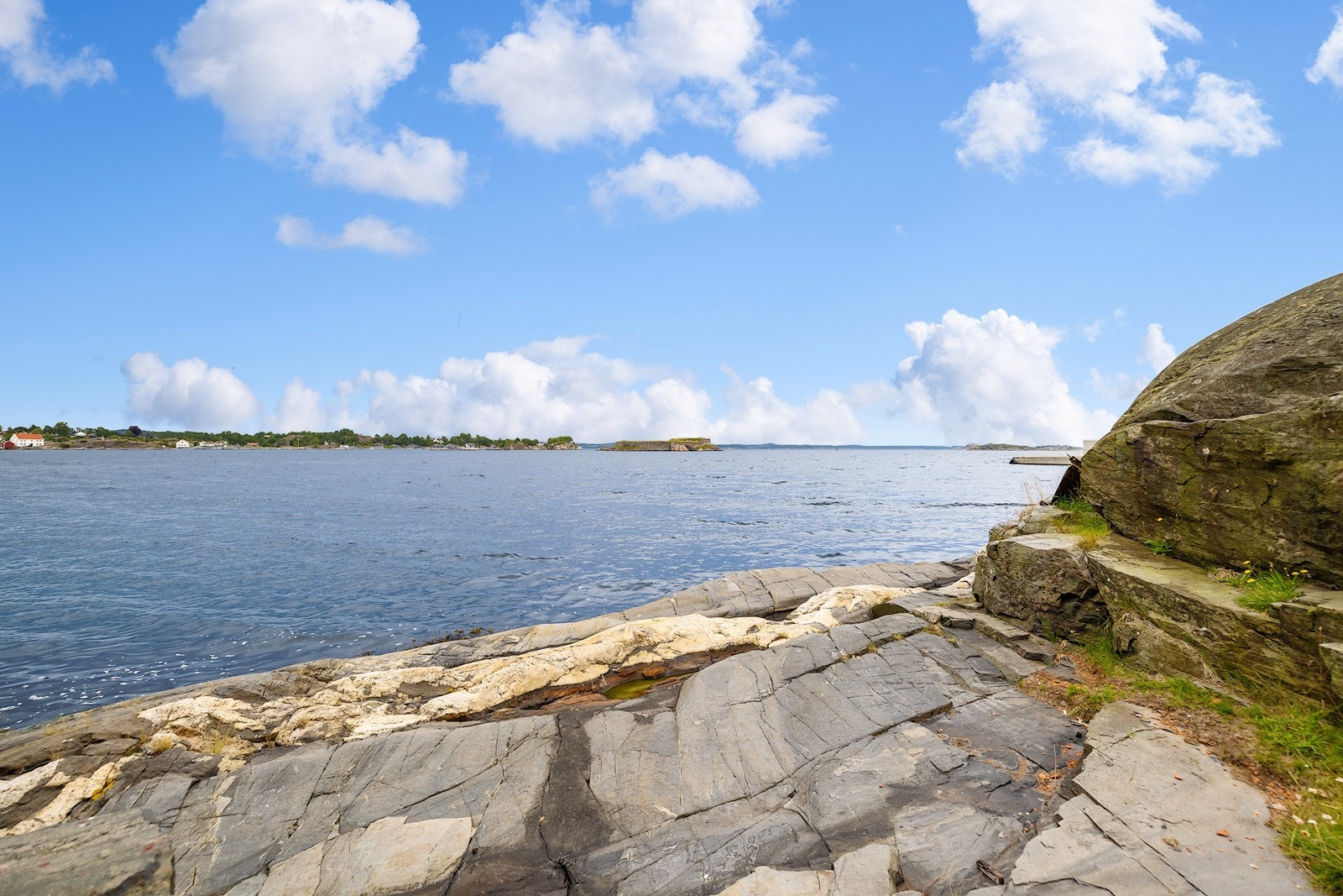 Hyggelig miljø og bademuligheter rett nedenfor huset. Langgrunn sandstrand i turområde rett ved Galleribilde