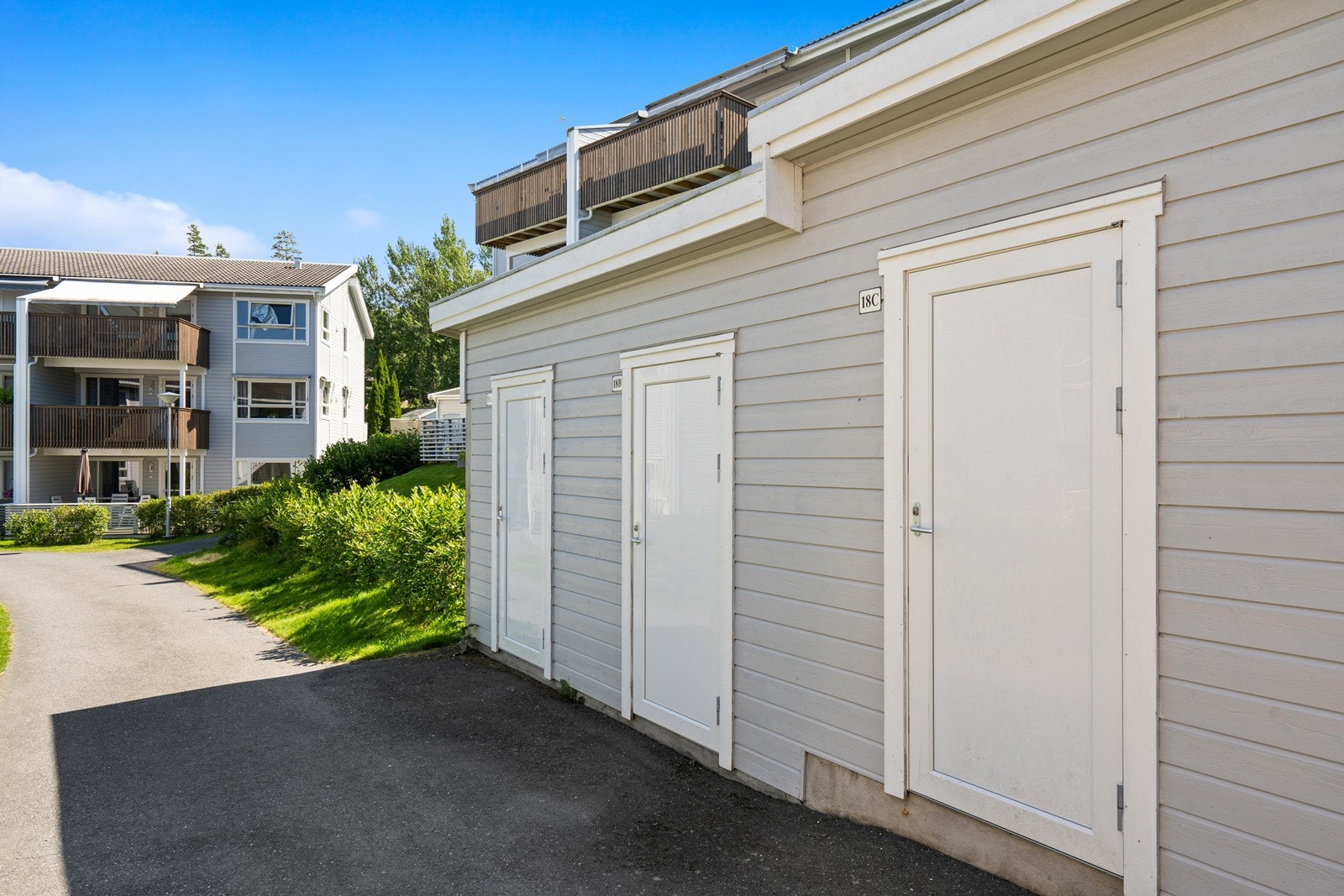 Utebod på ca 5 kvm. medfølger. Galleribilde