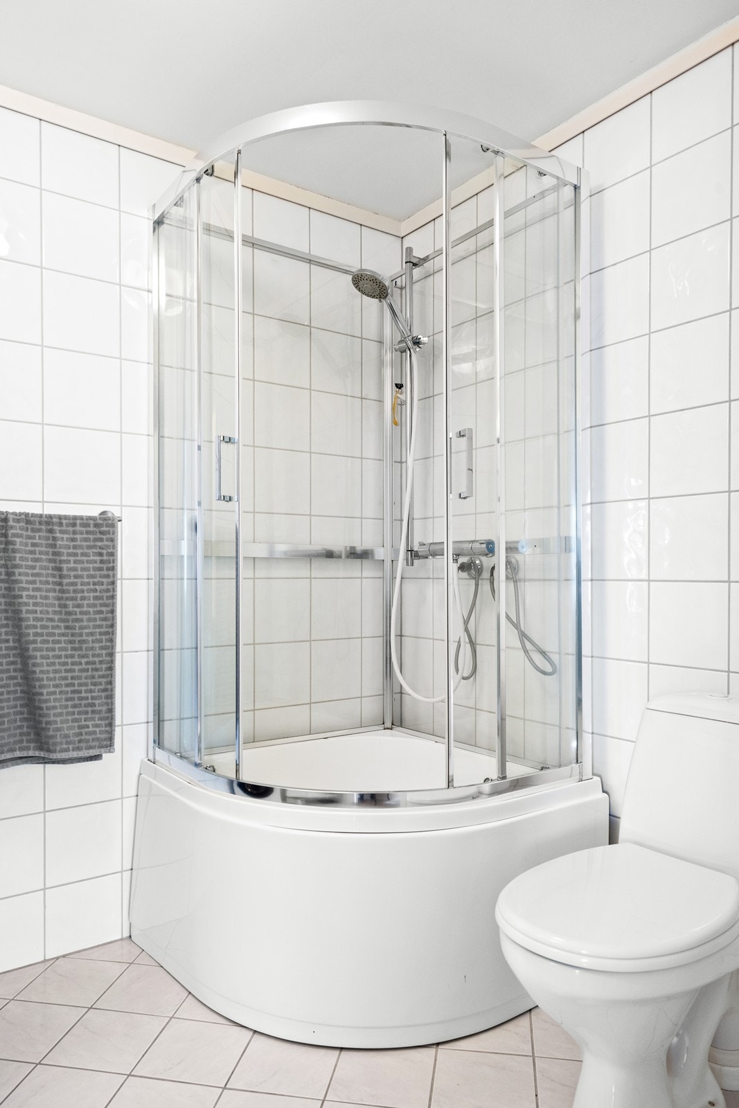 Rommet har innredning med nedfelt servant, toalett, dusjkabinett og opplegg for vaskemaskin. Galleribilde