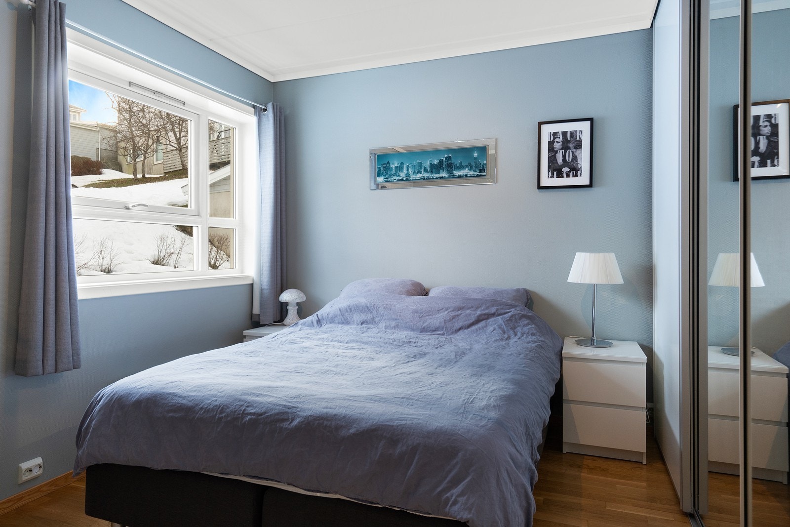 Boligen har to soverom. Hovedsoverommet har god plass til dobbeltseng. Rikelig lagringsplass i stor skyvedørsgarderobe. Galleribilde
