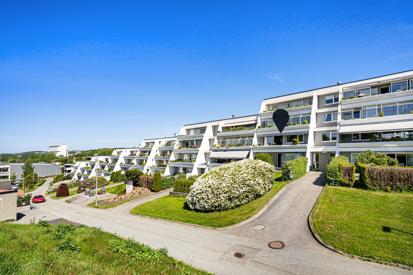 Leiligheten har en sentral beliggenhet på Tjensvoll, men ligger likevel tilbaketrukket i et rolig boligområde. Galleribilde