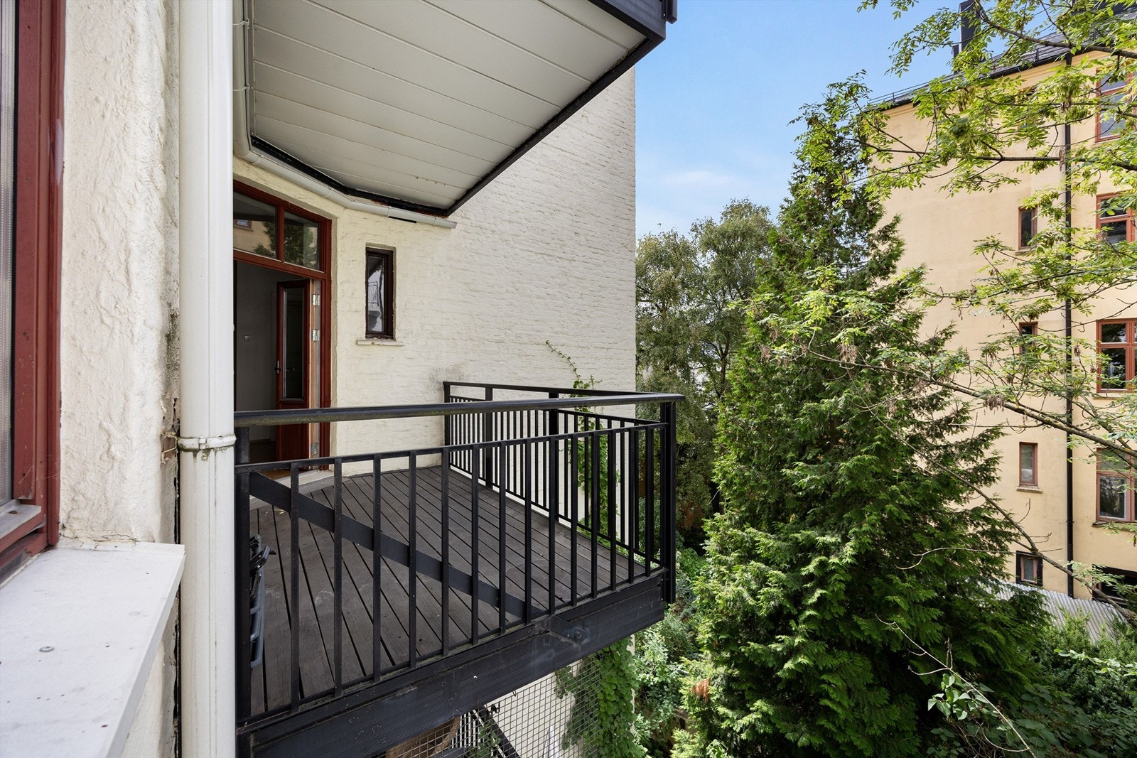 Balkongen måler 6 kvm og har god plass til ønsket utemøblement. Galleribilde