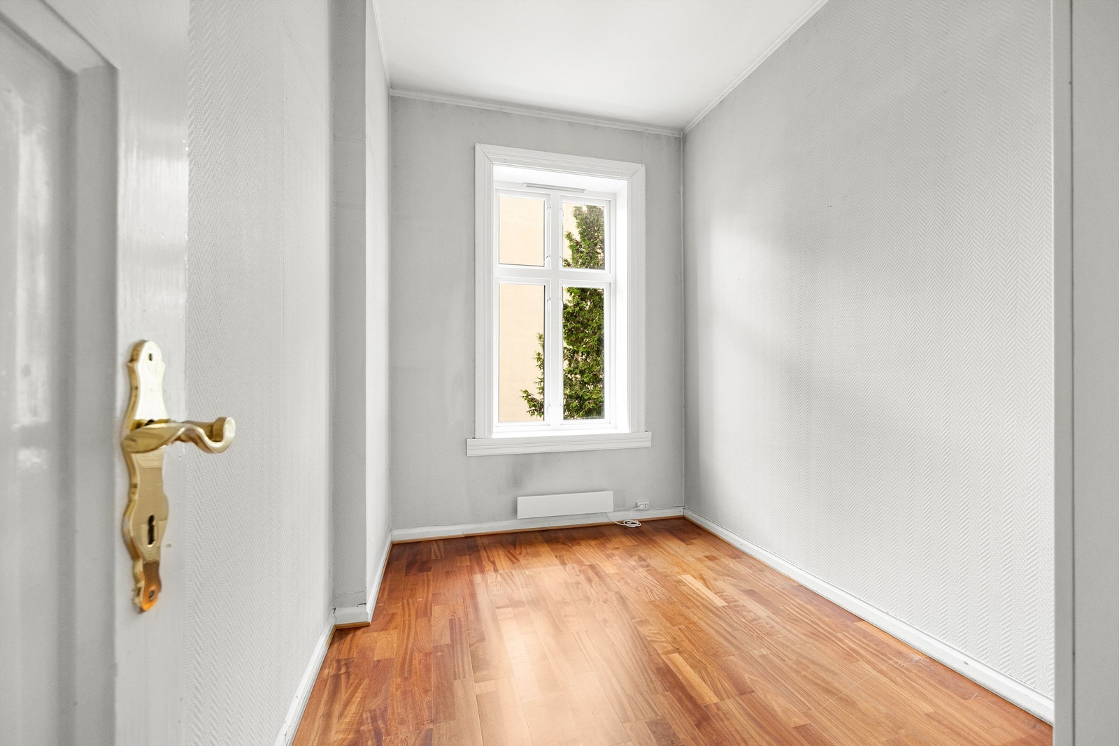 Det andre soverommet er av fin størrelse og egner seg utmerket som barnerom, gjesterom eller kontor. Dette soverommet vender også mot bakgård. Galleribilde