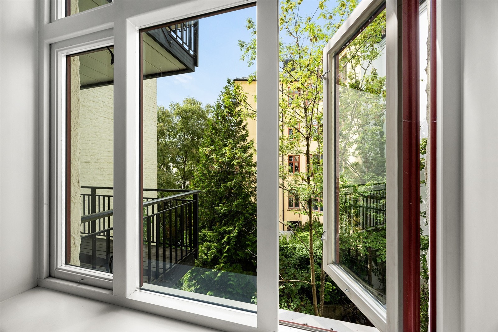 Hovedsoverommet vender ut mot felles bakgård Galleribilde