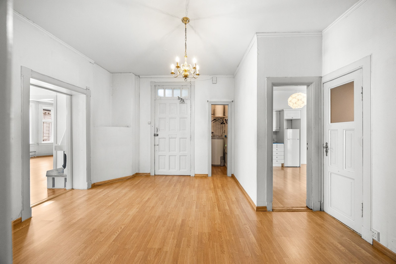 Her er det god plass til klesoppheng og oppbevaring av sko, samt å innrede med ulike oppbevaringsmøbler. Galleribilde