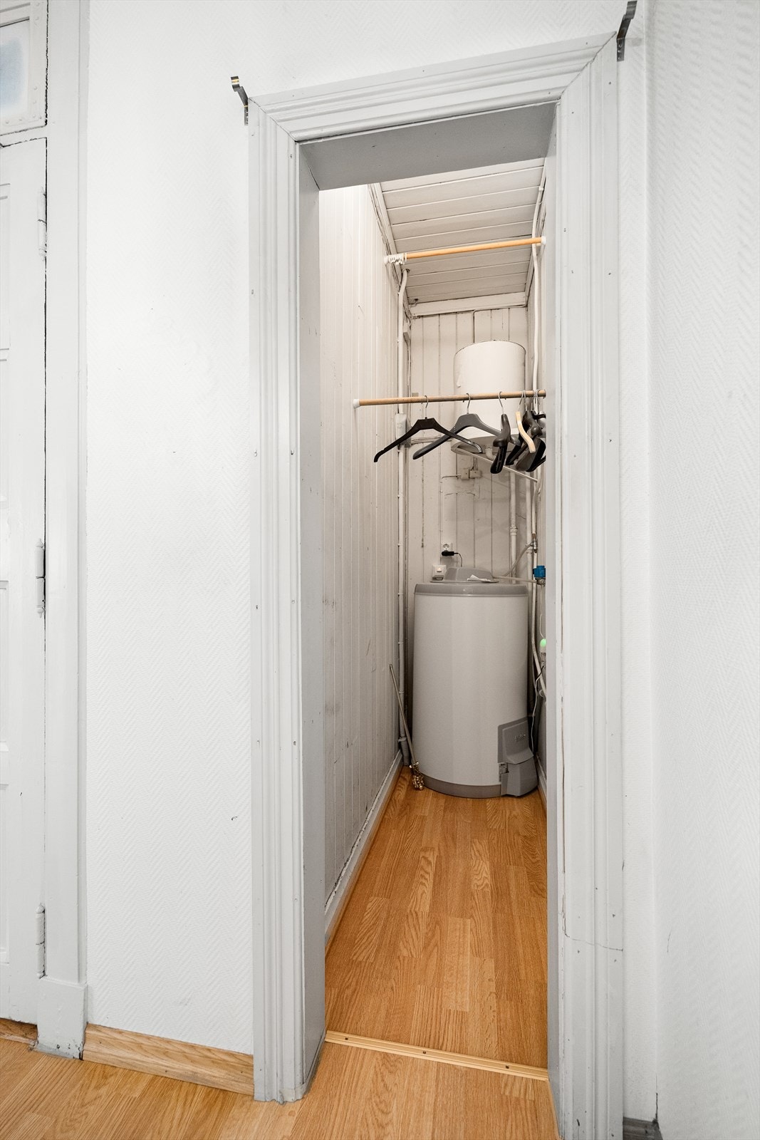 Varmtvannstank plassert i innvendig bod. Galleribilde