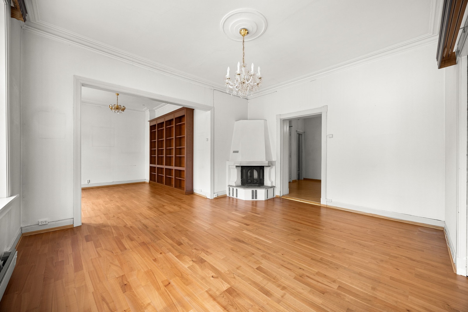 I den ene stuen er det en flott peisovn, som gir leiligheten en lun og god atmosfære. Galleribilde