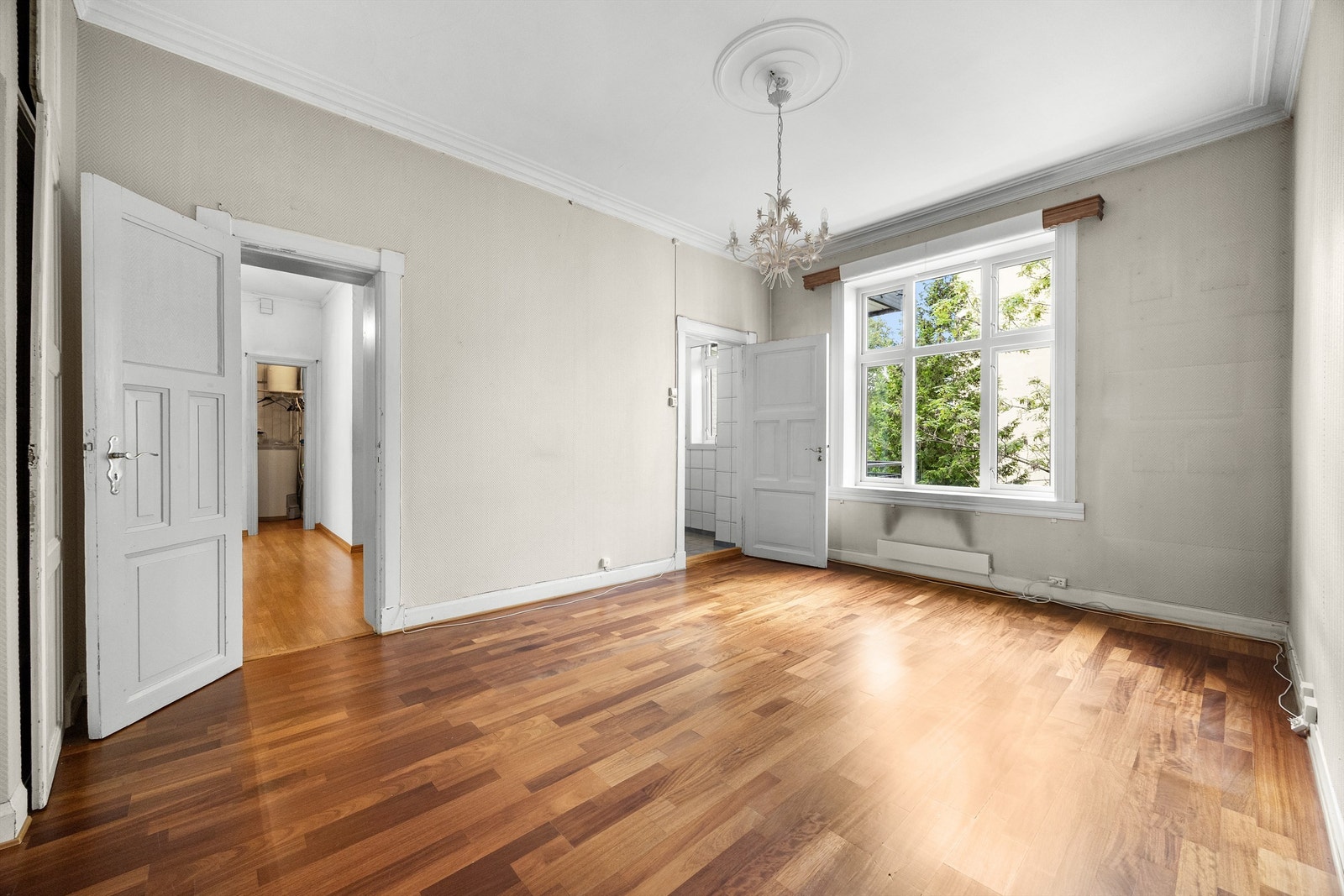 Romslig hovedsoverom med god plass til dobbeltseng og tilhørende nattbord. Galleribilde