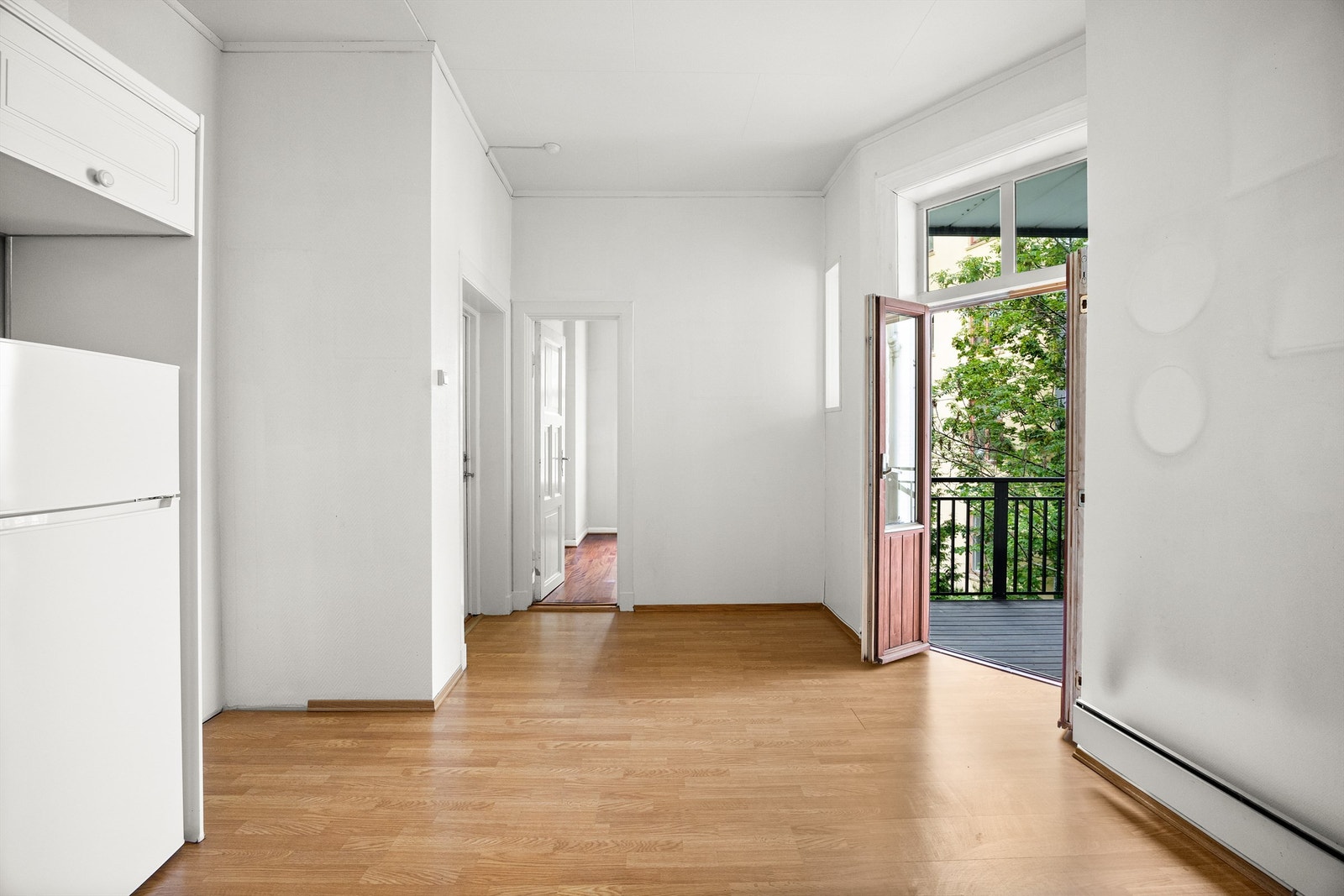 Her er det plass til spisebord. Kjøkkenet vender mot bakgård og har utgang til balkong. Galleribilde