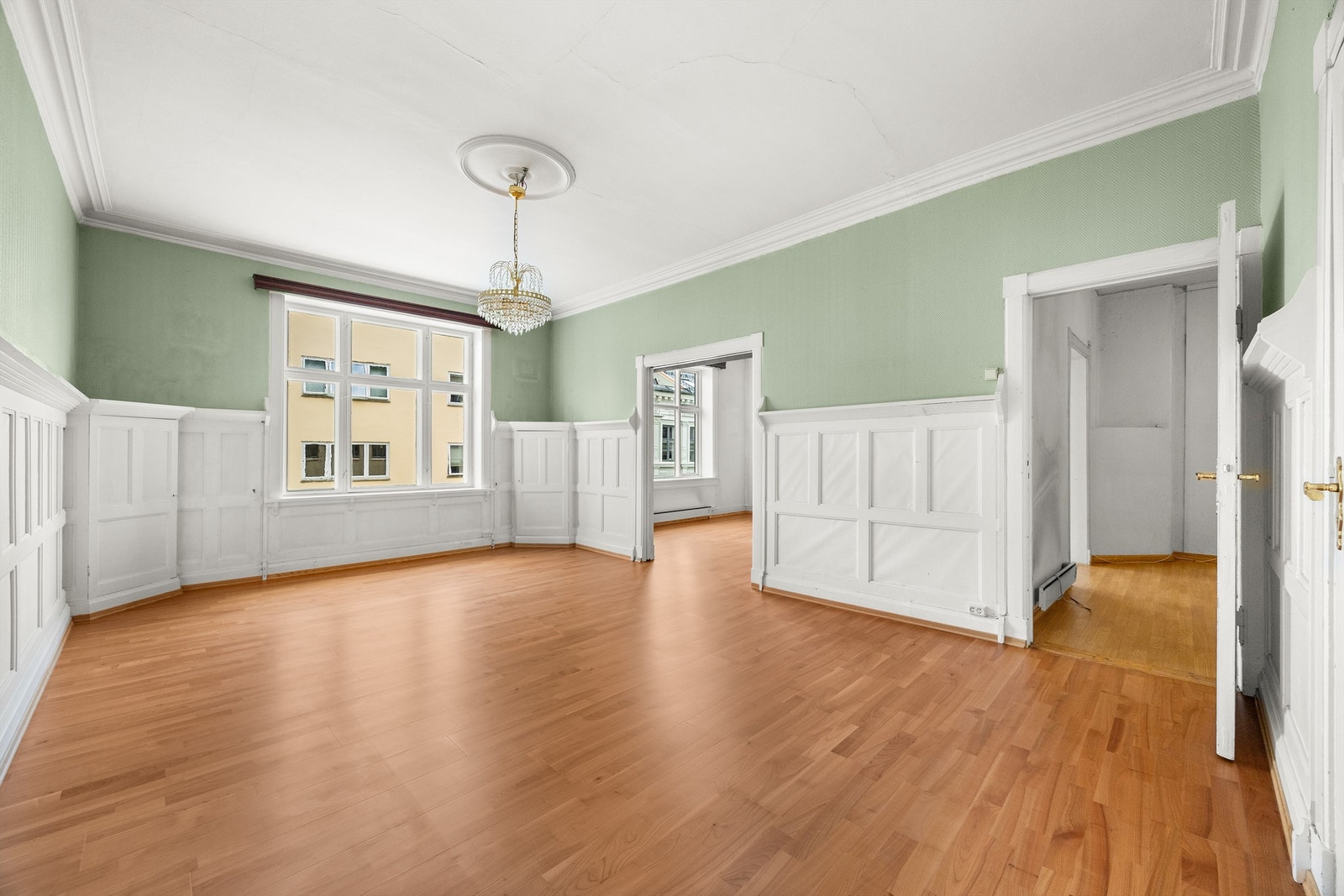 Store vindusflater slipper inn rikelig med naturlig lys. Galleribilde