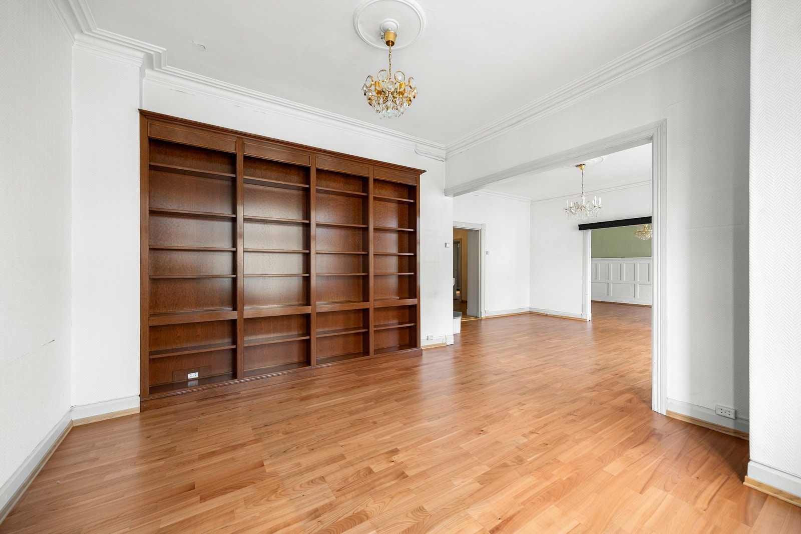 Det er tre stuer på rekke og rad. Galleribilde