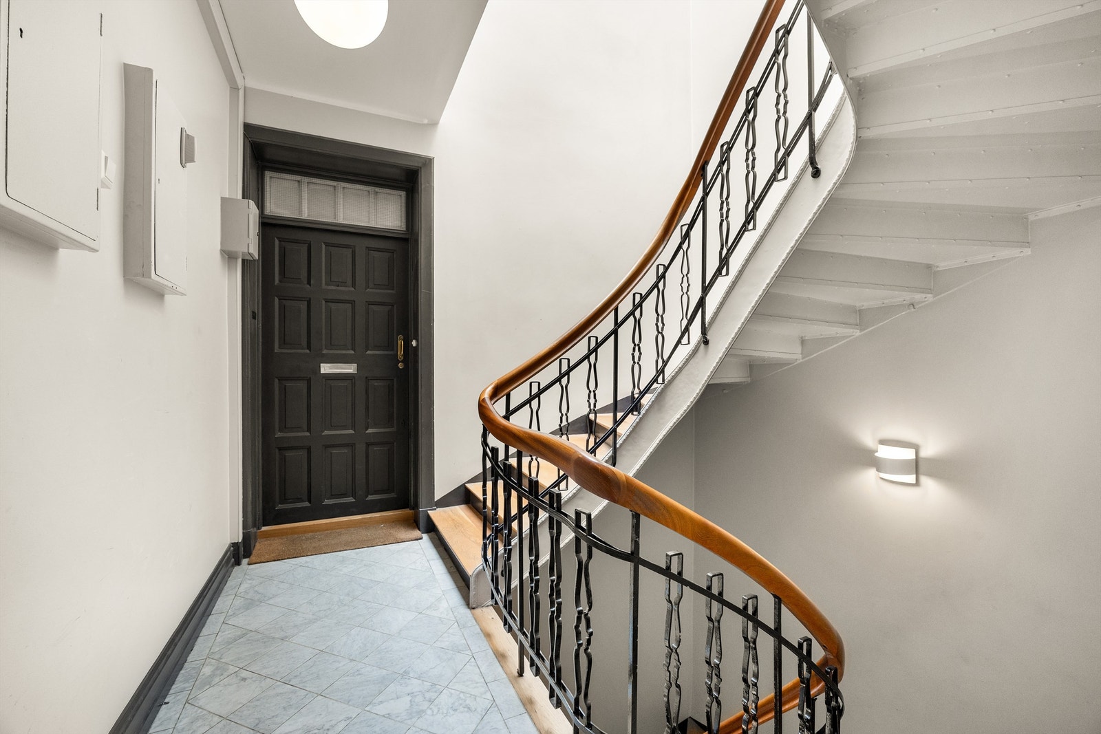 Pent og representabelt inngangsparti. Galleribilde