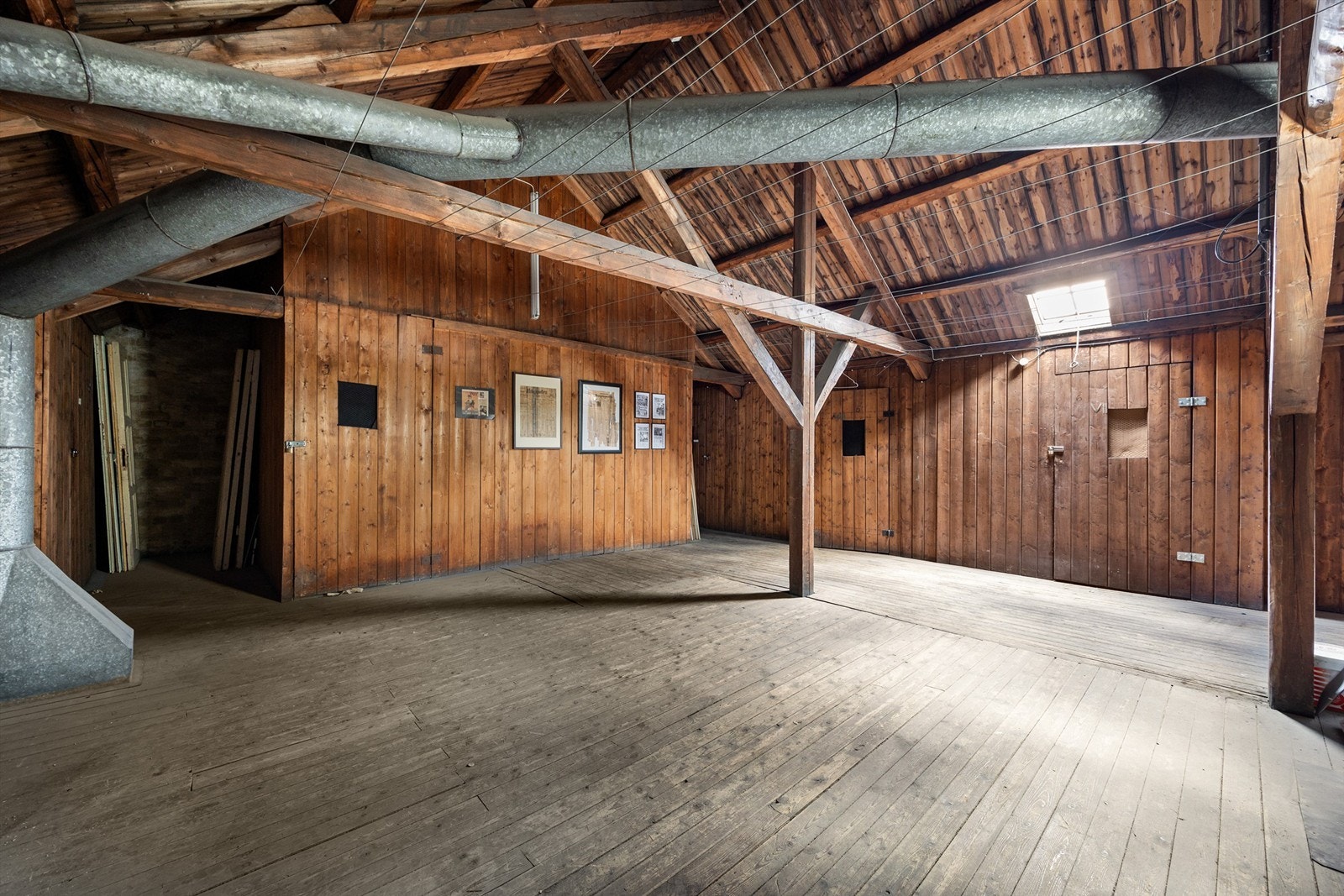 Leiligheten har godt med oppbevaringsplass i fire disponible boder med gulvareal på til sammen 21 kvm, fordelt på to kjellerboder og to loftsboder. Galleribilde