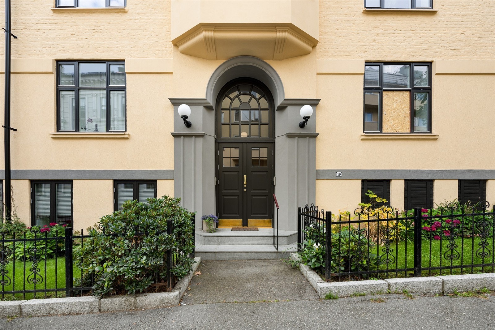 Forhave med plen og blomster. Galleribilde