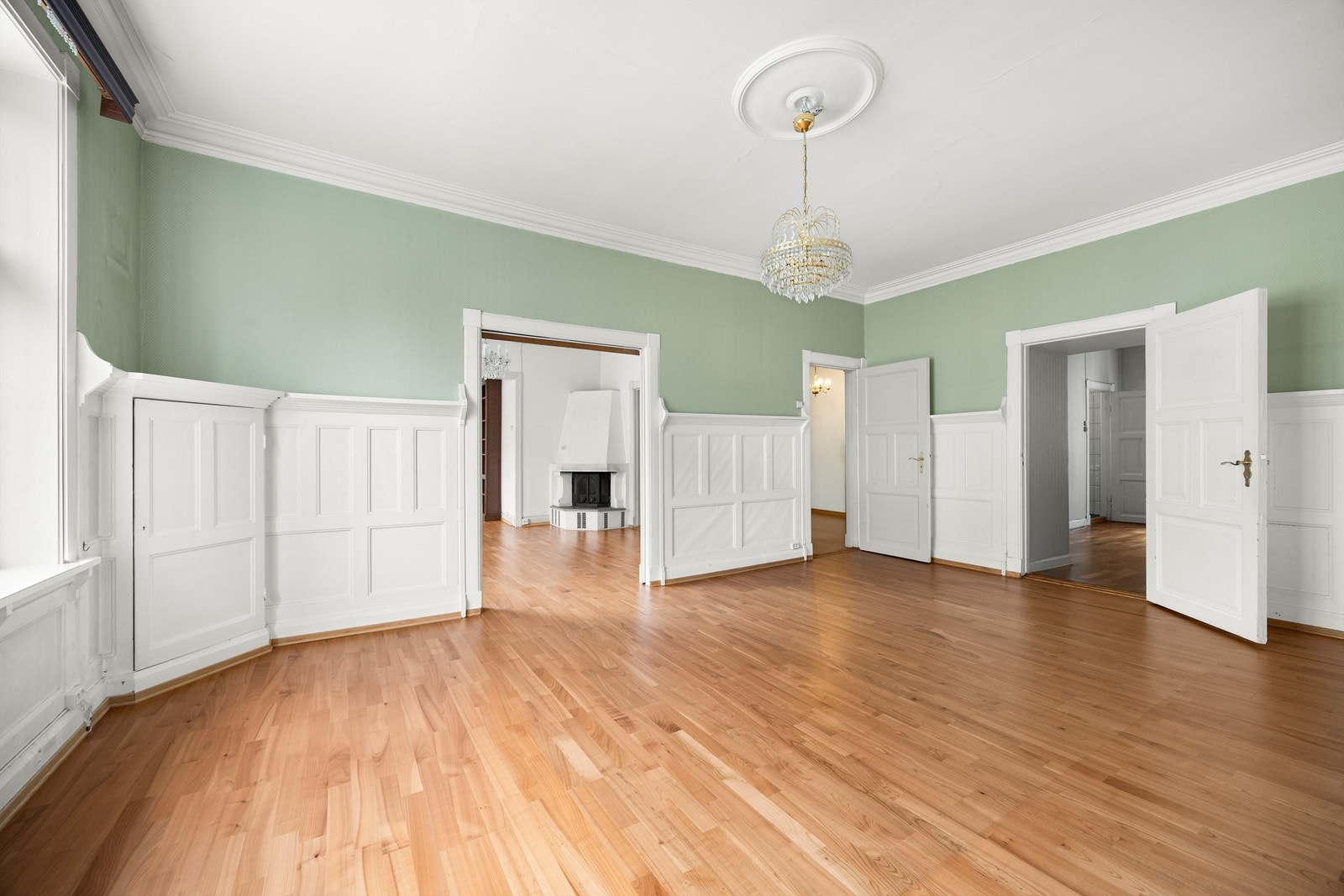 Leiligheten ligger i en klassisk bygård og kan skilte med originale detaljer som generøs takhøyde (2,94 meter). Galleribilde