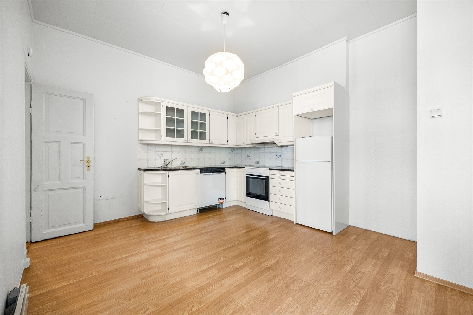 Det er frittstående hvitevarer som komfyr, kjøleskap og oppvaskmaskin. Ventilator i overskap. Galleribilde