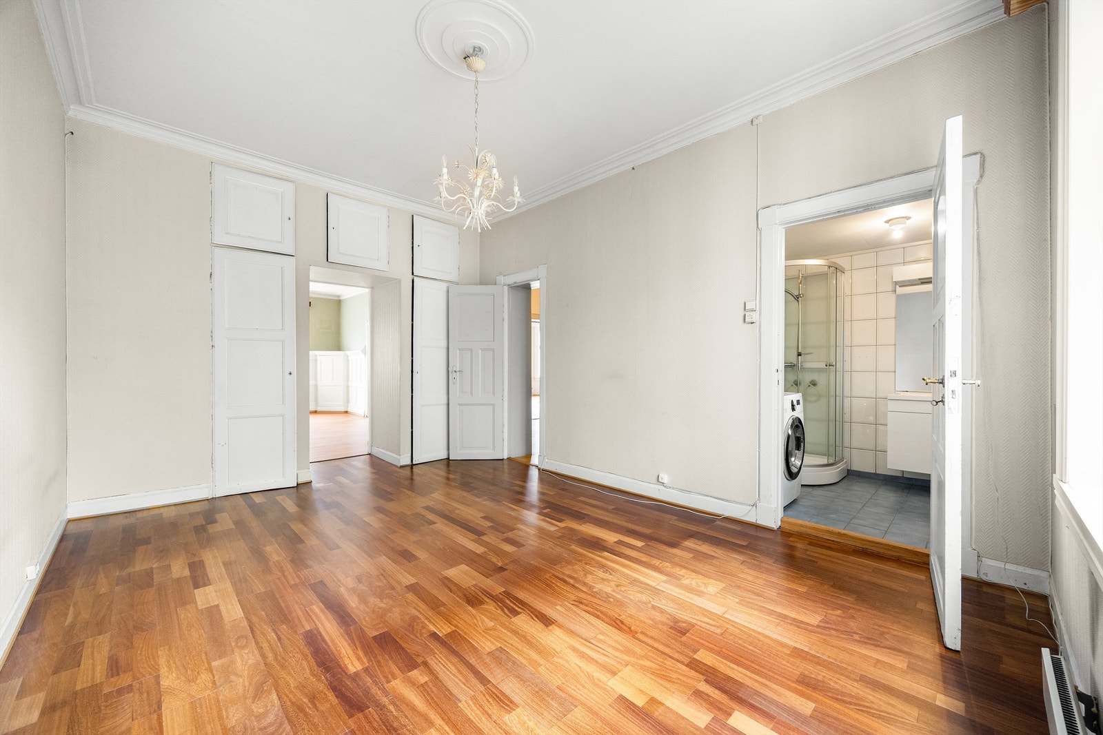 Innebygde garderobeskap og direkte adkomst til bad. Galleribilde