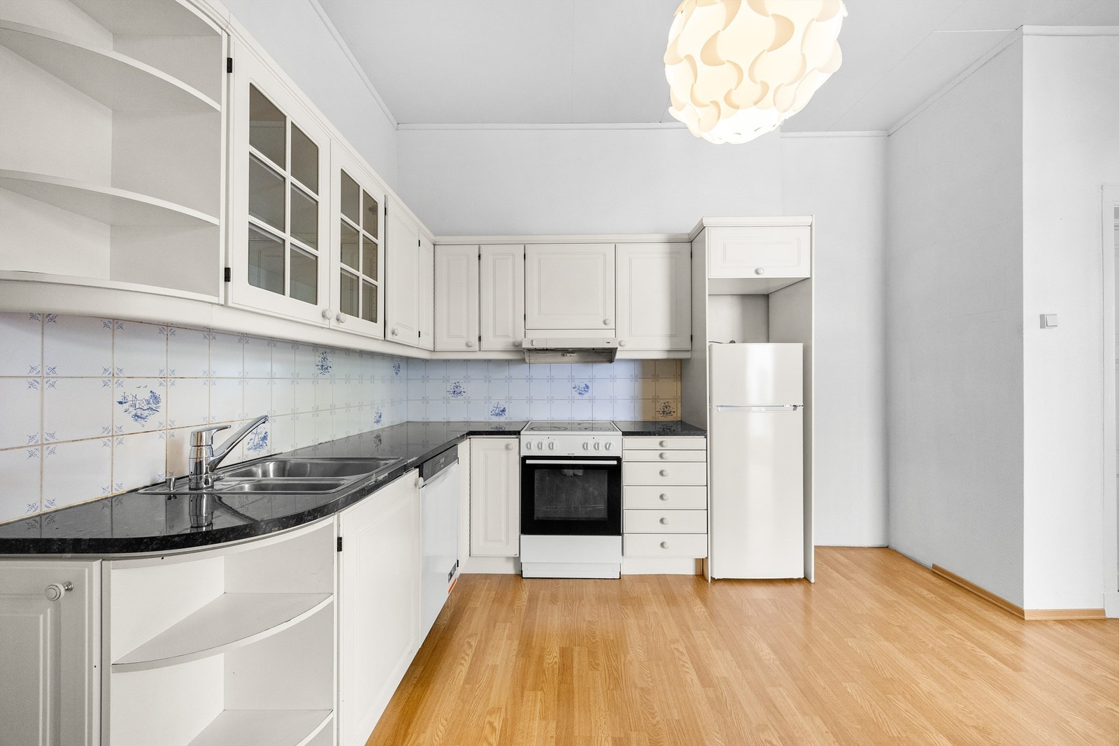 Kjøkkenet har profilerte fronter og benkeplate av laminat med nedfelt oppvaskkum. Galleribilde