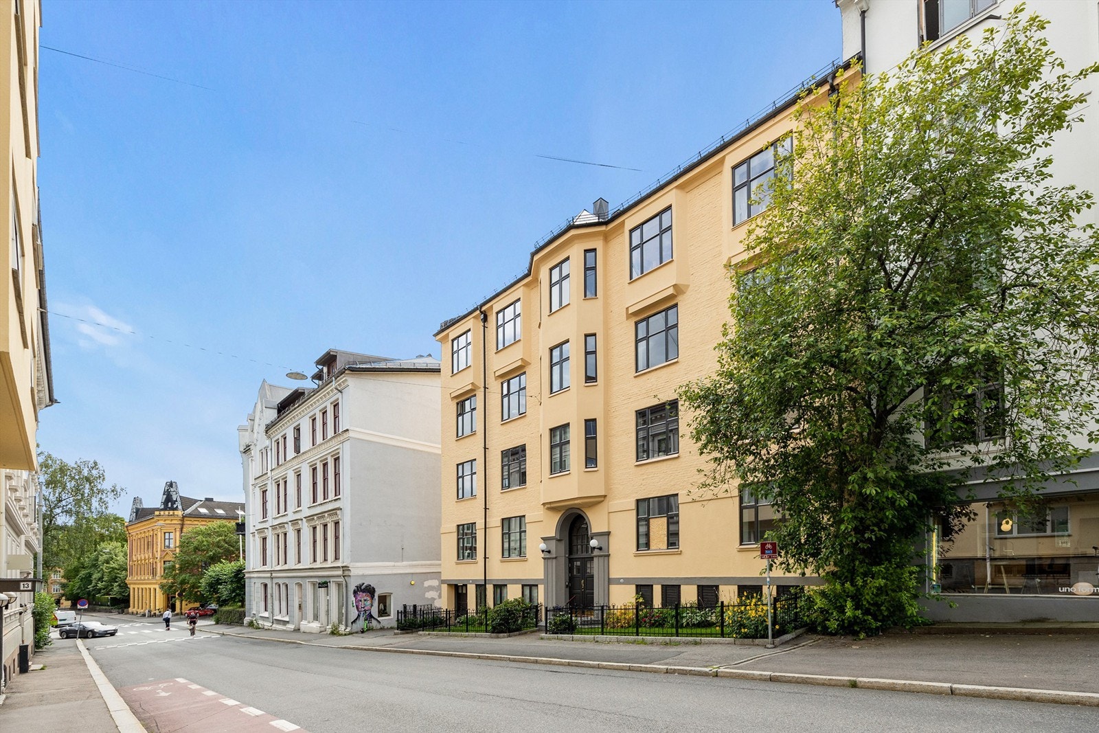 Her vil du bo svært sentralt, men likevel tilbaketrukket og skjermet i flotte, frodige omgivelser. Galleribilde