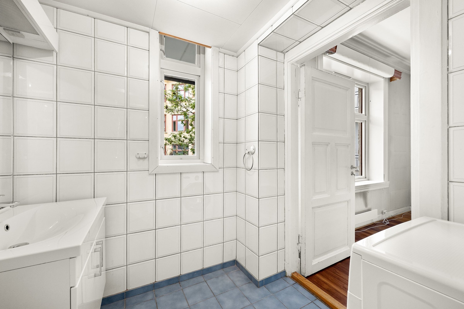 Videre har leiligheten et flislagt bad fra 1986. Galleribilde