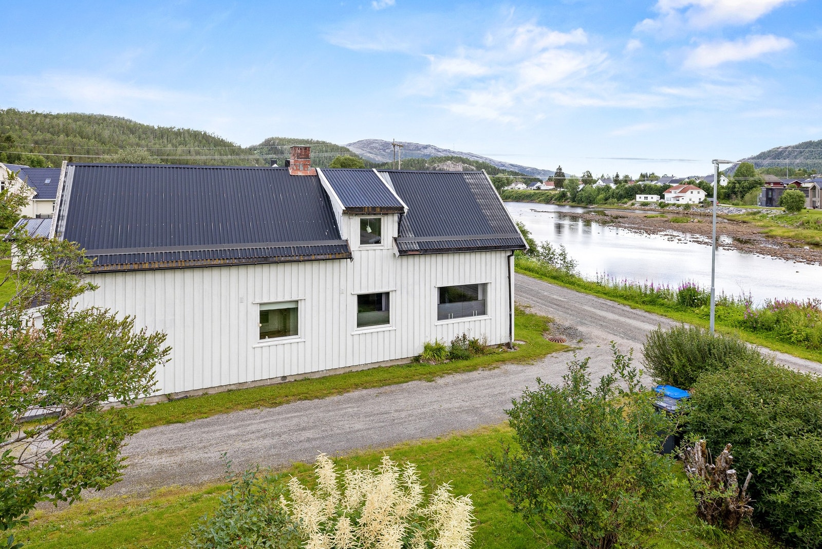 Enebolig med sentral beliggenhet på Bangsund, på sydsiden av Bogna Galleribilde
