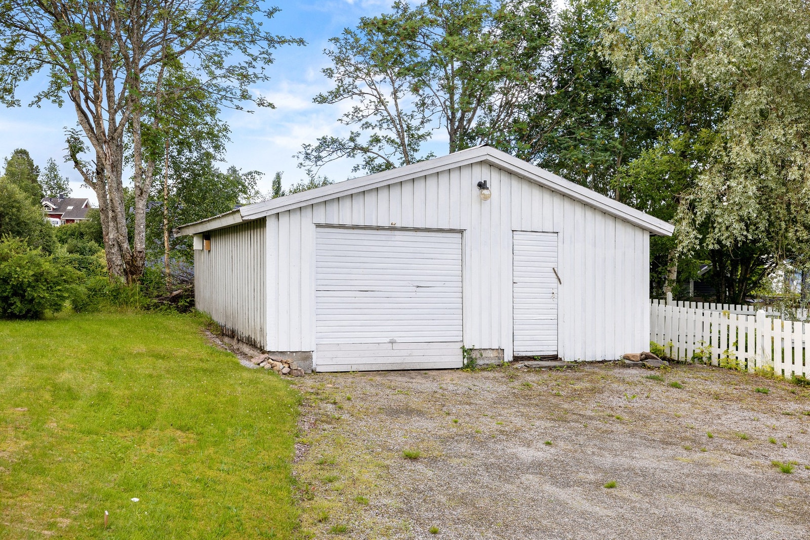 Gode parkeringsmuligheter på tomten og i garasje Galleribilde