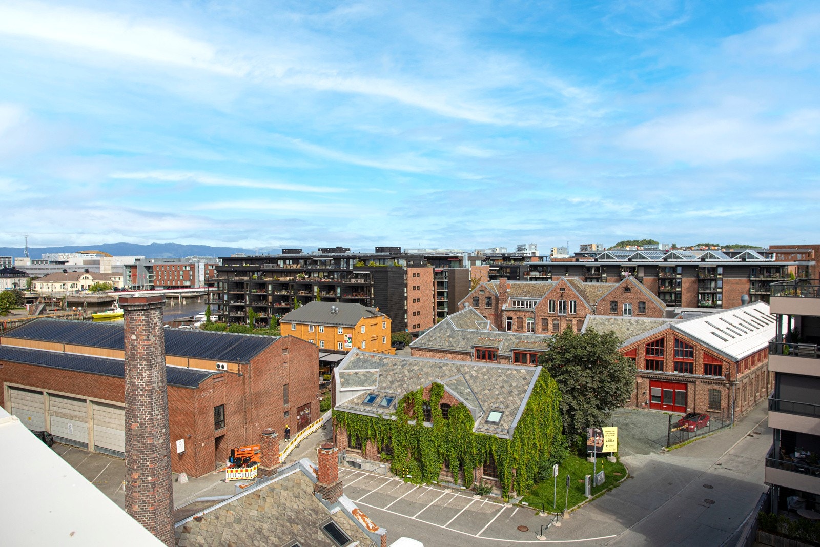 Det er kort vei til både dagligvare, treninssentre, kaféer og kjøpesentre. Galleribilde