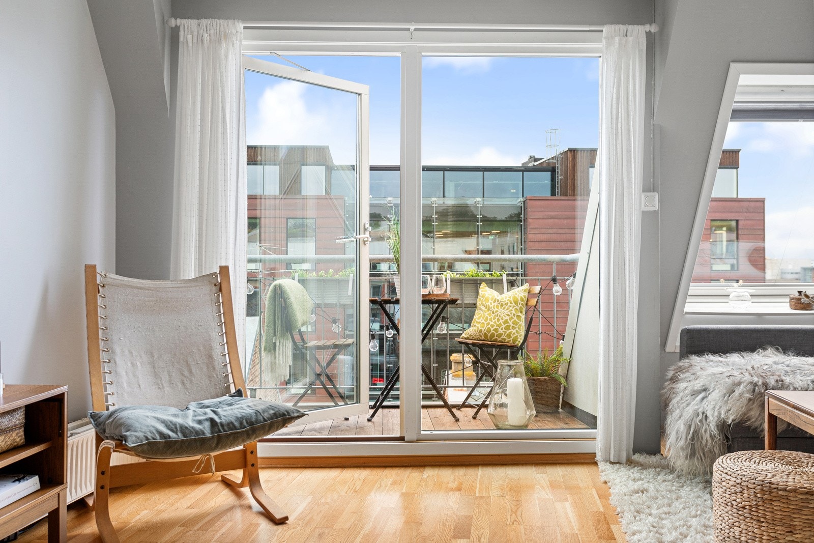 De store vindusflatene gir godt med naturlig lys. Galleribilde