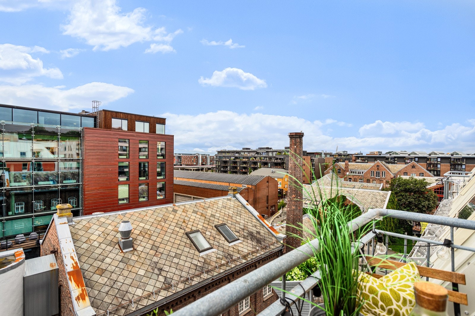 Fra balkongen har man fin utsikt over byen. Galleribilde