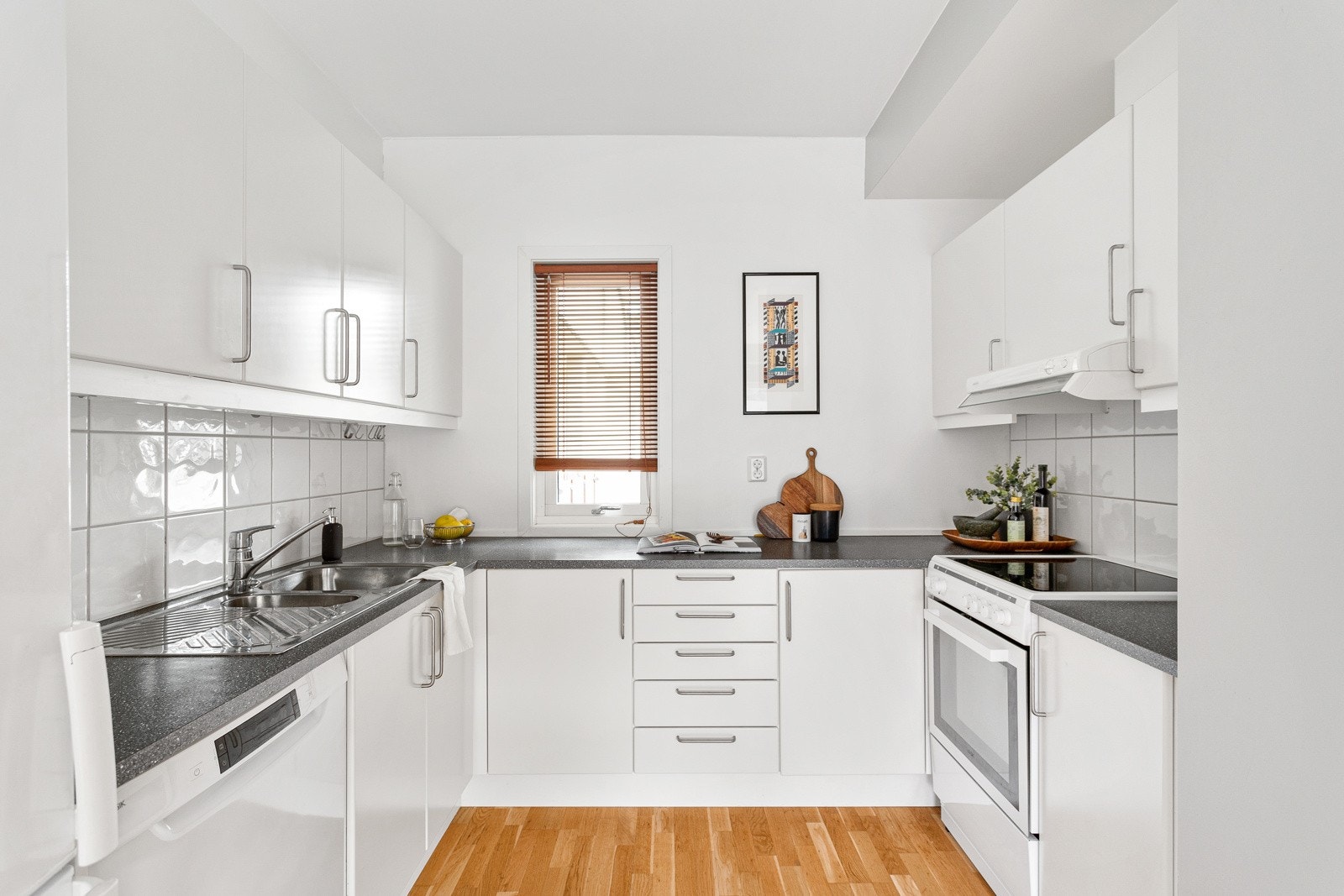 Kjøkkenet er godt utbygget med skap, skuff og benkeplass. Galleribilde