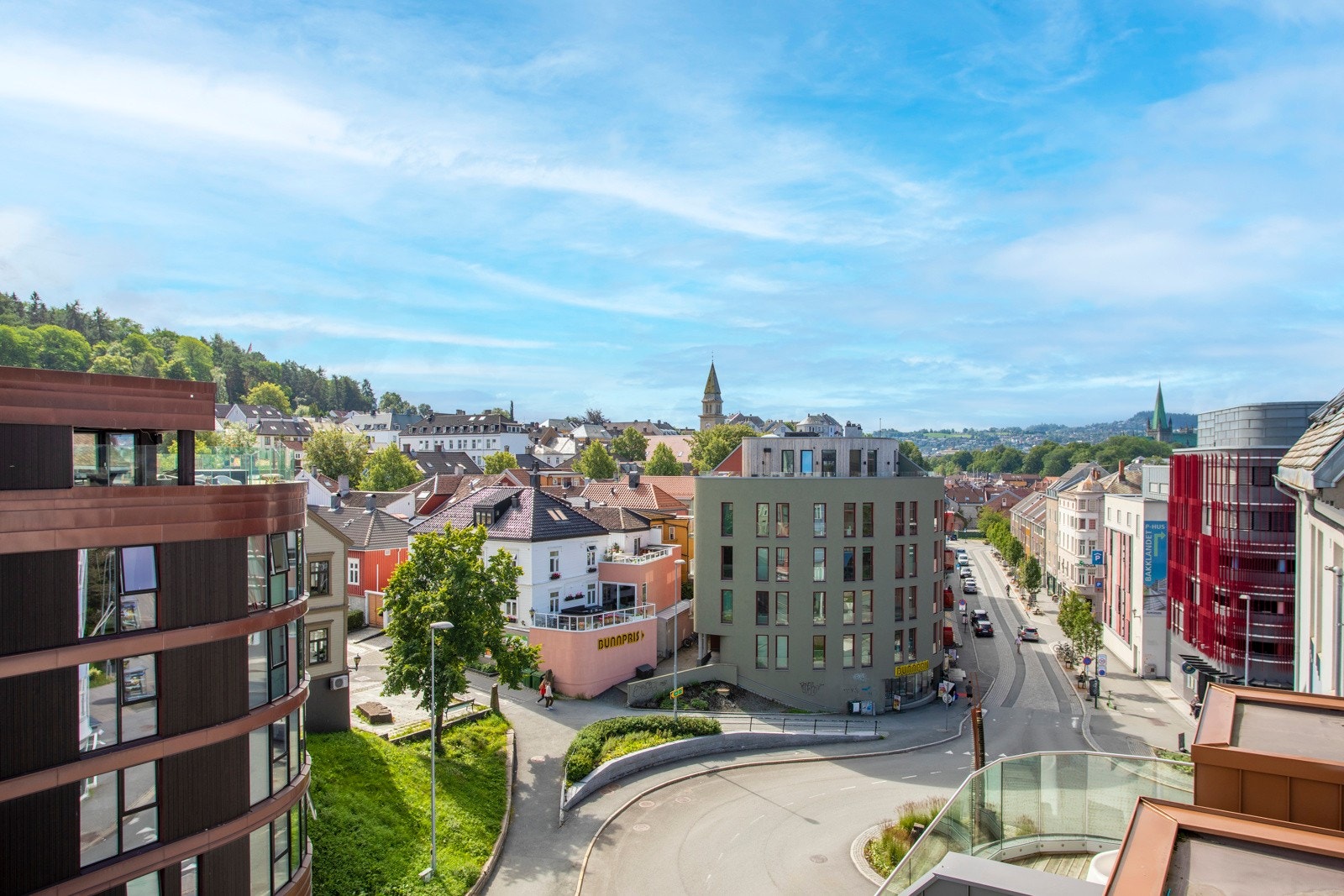 Fra takterrassen har man nydelig utsikt over Bakklandet og Solsiden. Galleribilde