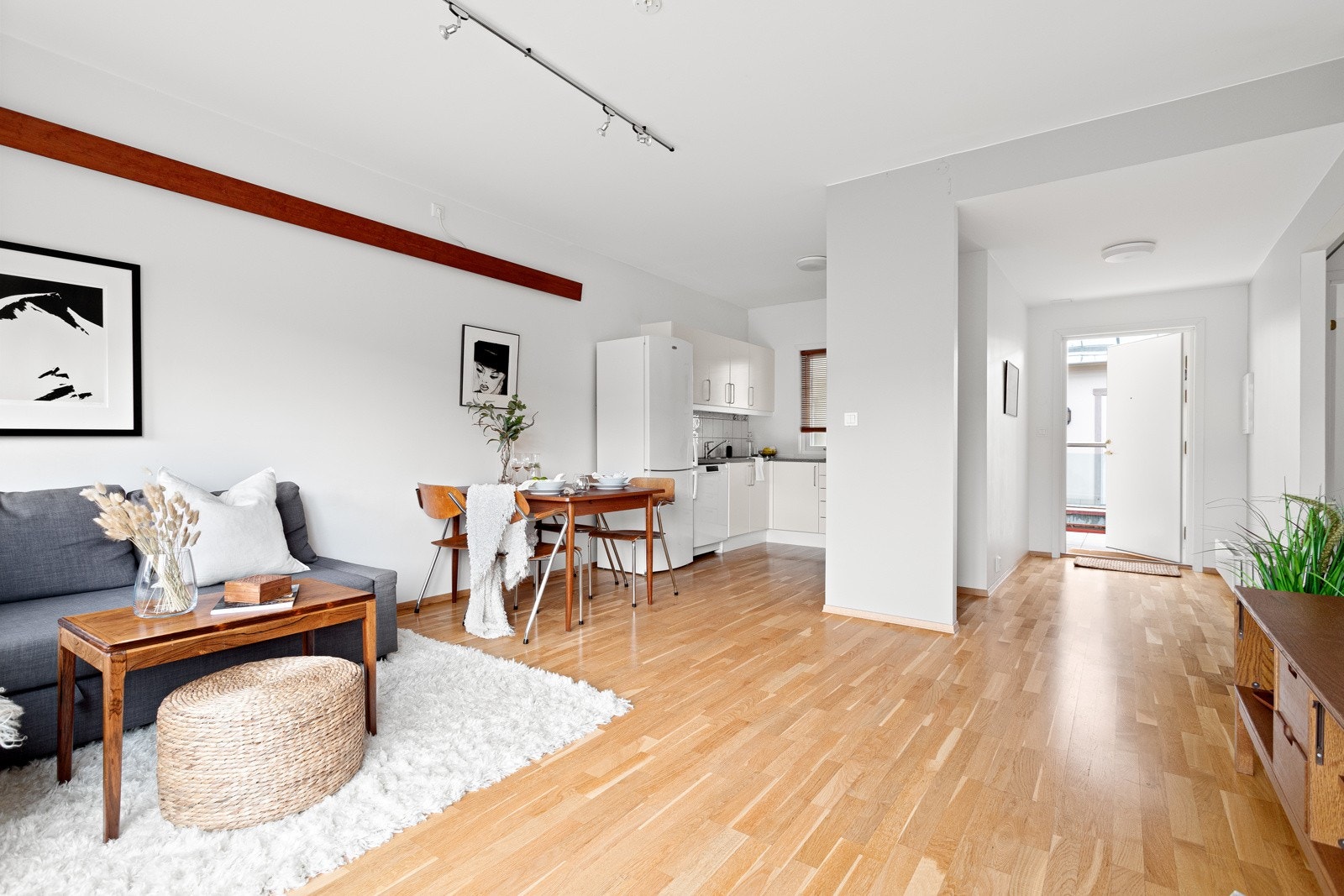 Det passer utmerket å innrede med spisebord ved kjøkkenet. Galleribilde