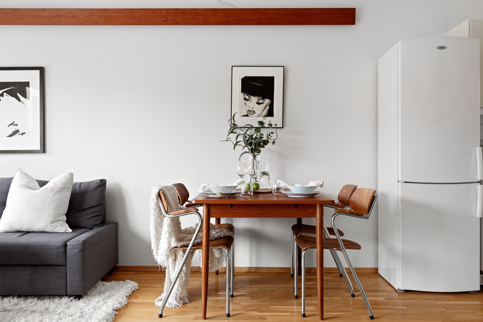 Det er plass til spisegruppe mellom kjøkken og stue. Galleribilde