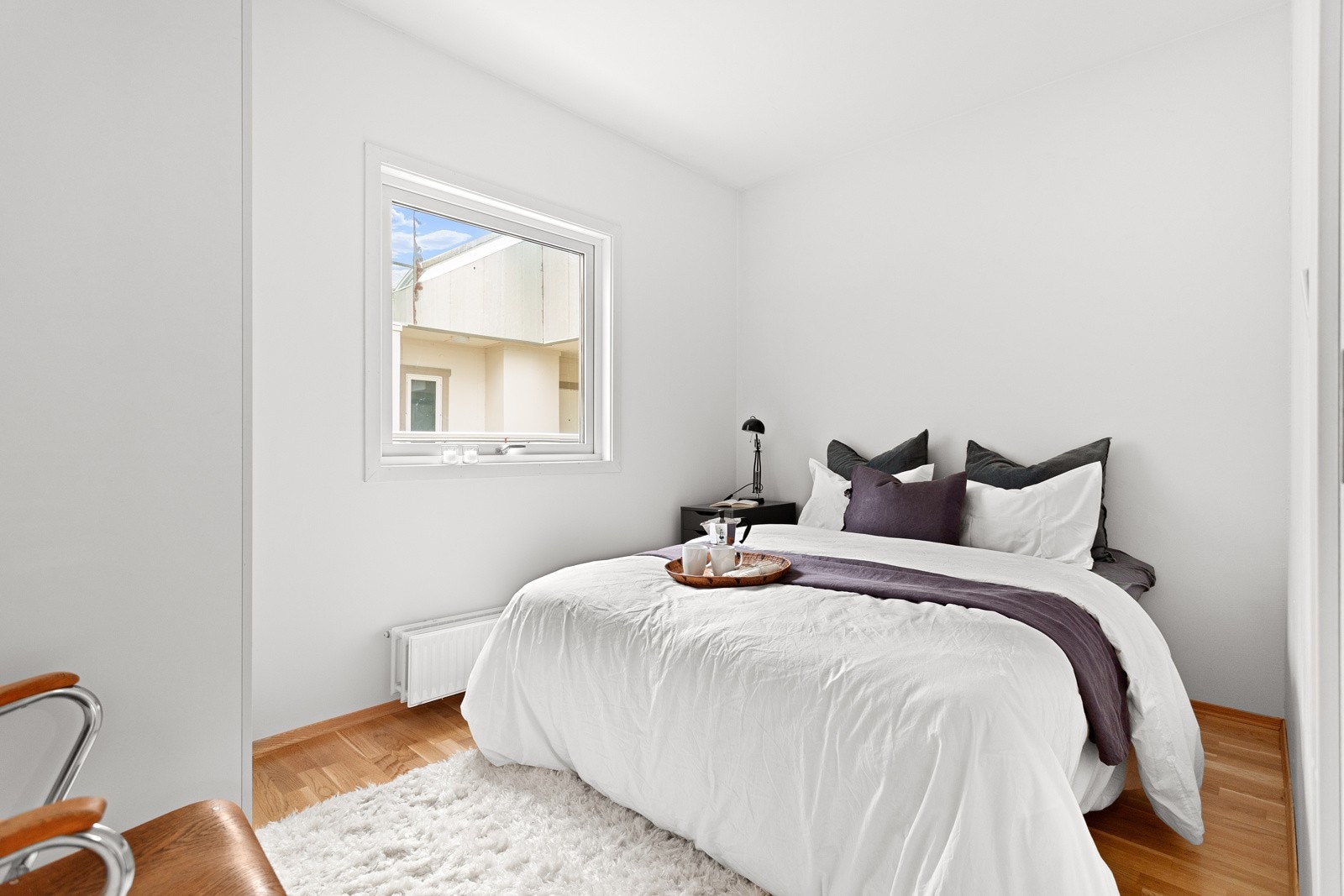 Soverom 2 har god plass til dobbeltseng og tilhørende møblement. Galleribilde