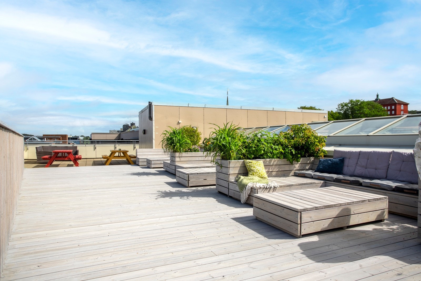 Felles takterrasse opparbeidet med sittegrupper og beplantninger. Galleribilde