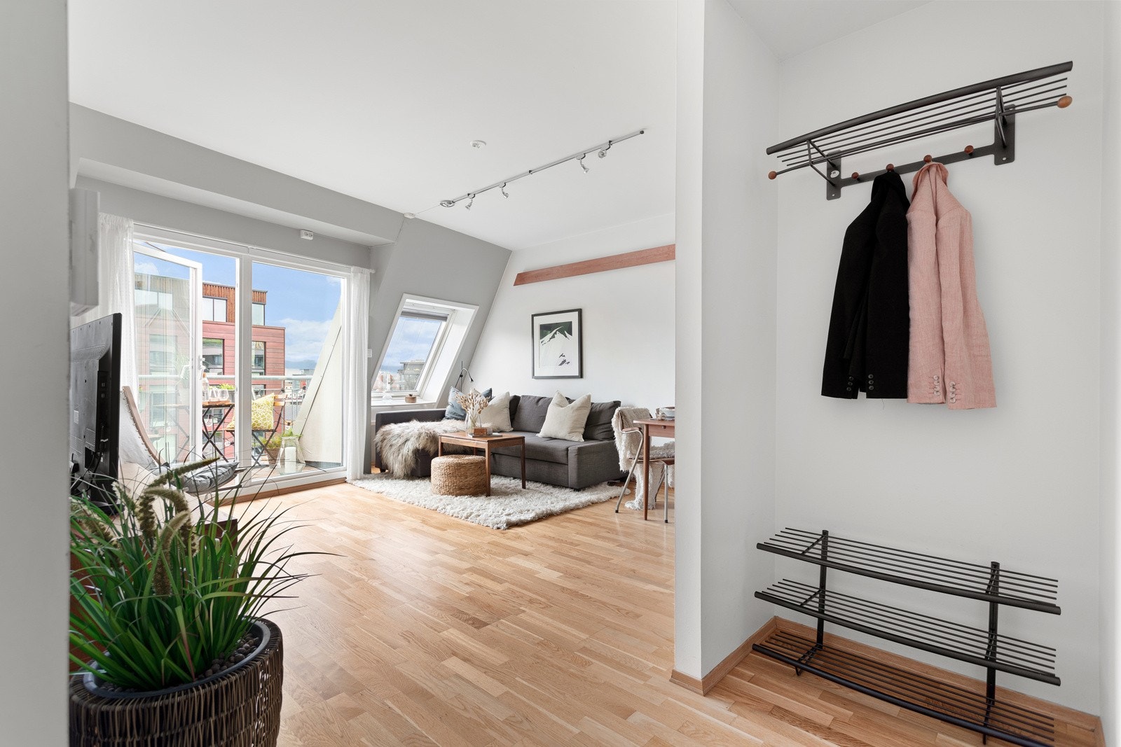 Entré med plass til å henge fra seg yttertøyet. Galleribilde