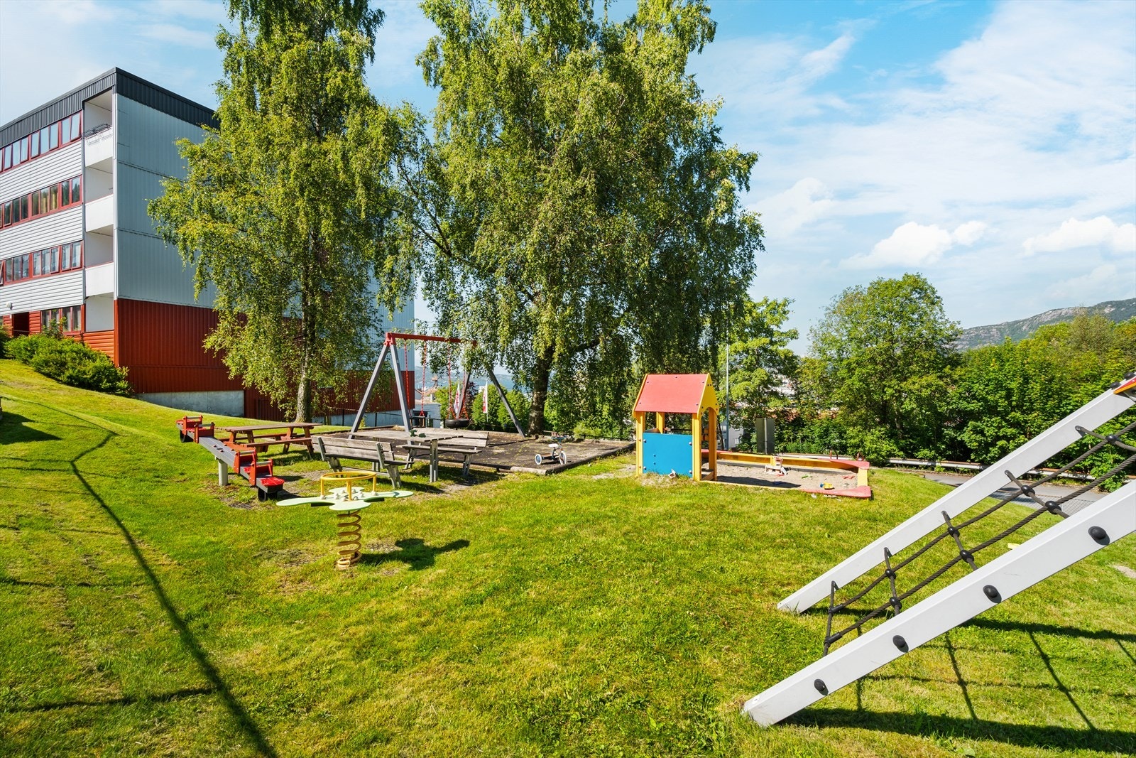 - Borettslaget er pent opparbeidet med lekeplass og beplanting - Galleribilde