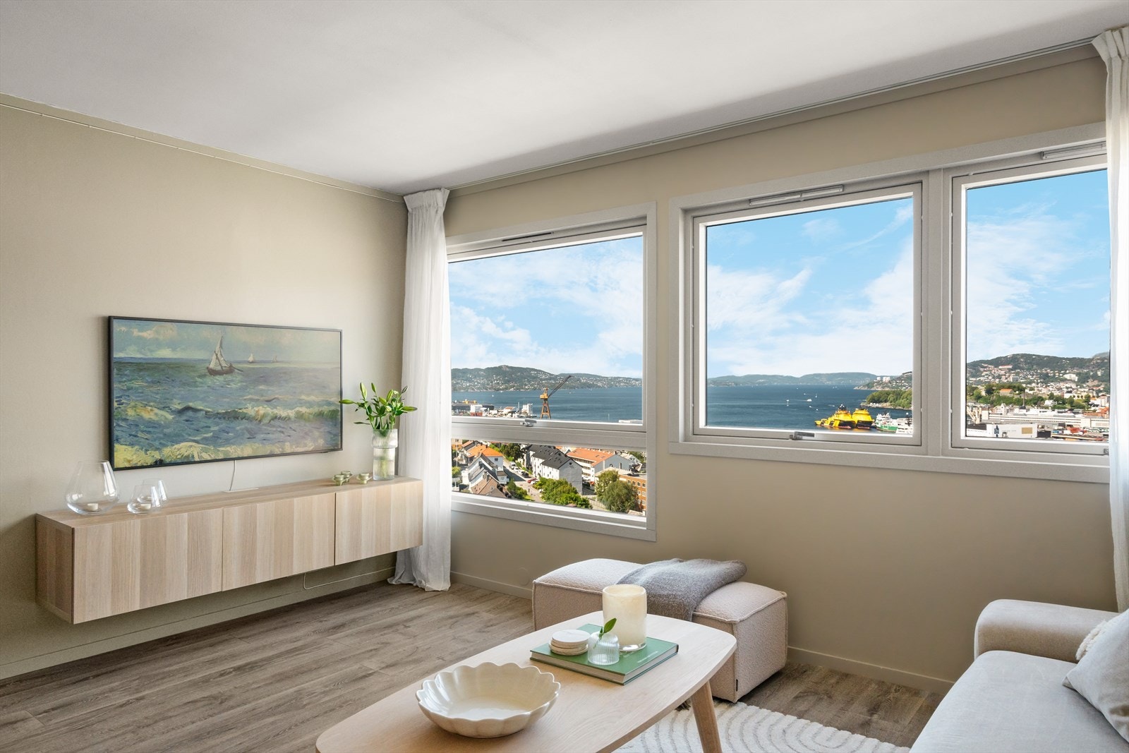 - Fra leiligheten har du en flott utsikt over både sjøen og sentrum - Galleribilde