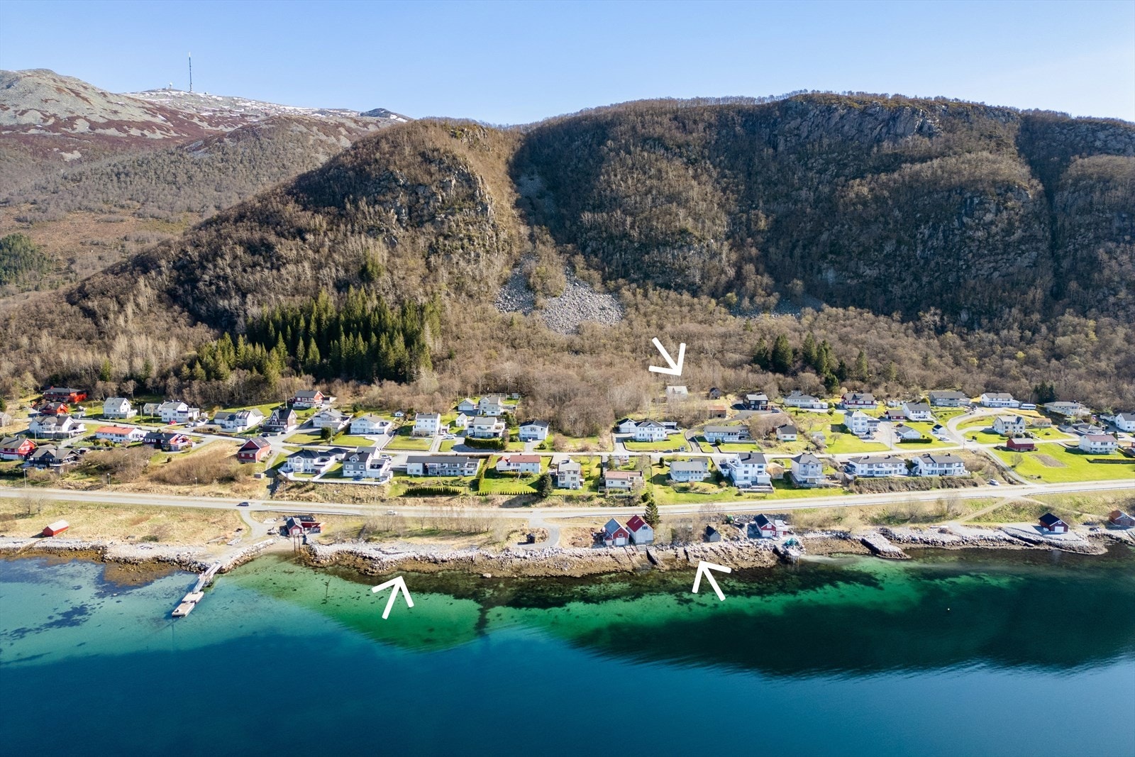 Stor tomt på 68.597 kvm. Tomten er 3 teiger, en hovedteig der boligen/bygningene ligger og 2 teiger ved sjøen. Galleribilde